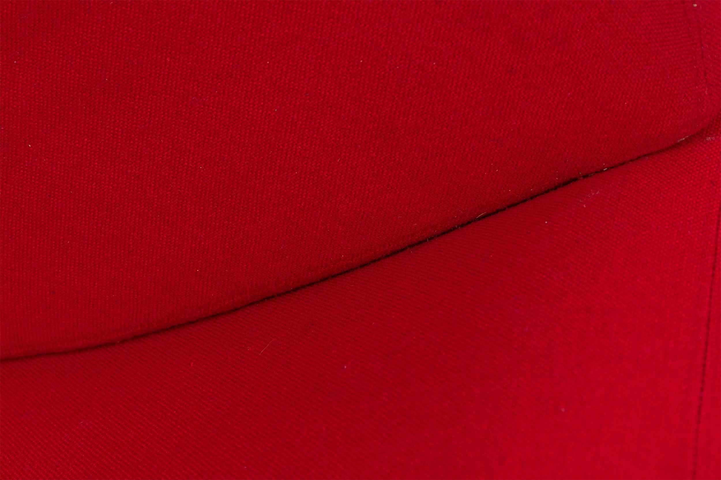 Ein Paar leuchtend rote gepolsterte Dreh-/Klappsessel von Milo Baughman im Angebot 3