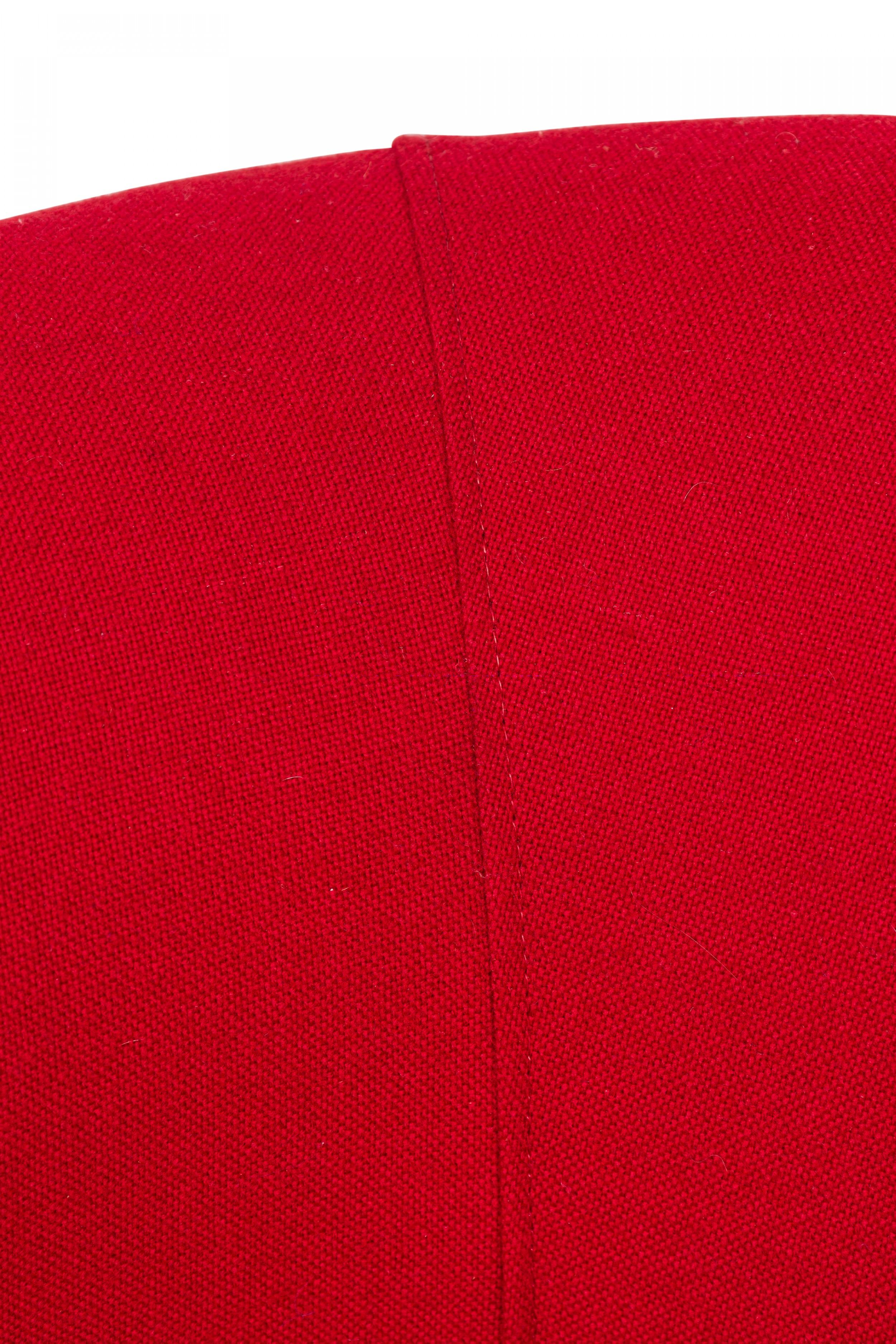 Ein Paar leuchtend rote gepolsterte Dreh-/Klappsessel von Milo Baughman im Angebot 1