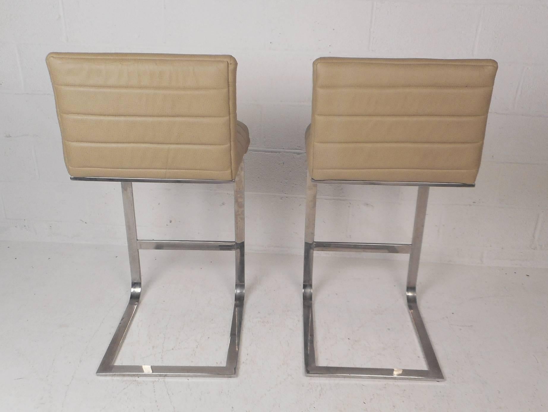 Pair of Milo Baughman Cantilever Bar Stools In Good Condition In Brooklyn, NY
