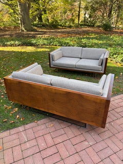 Paar Milo Baughman "Case" Schwingsessel aus Nussbaum