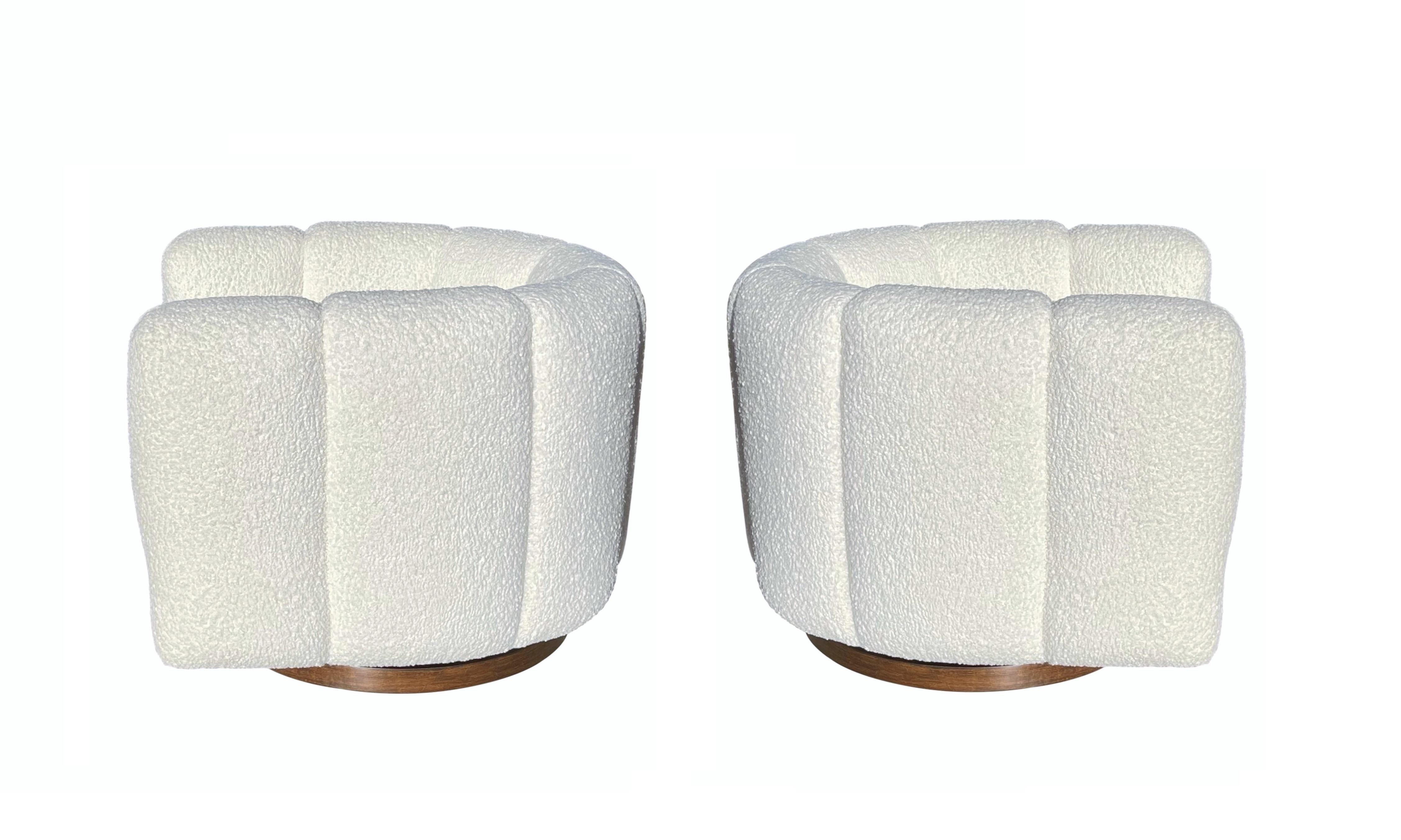 Mid-Century Modern Pair of Channel Back Swivel Chairs in White Bouclé in the Style of Milo Baughman