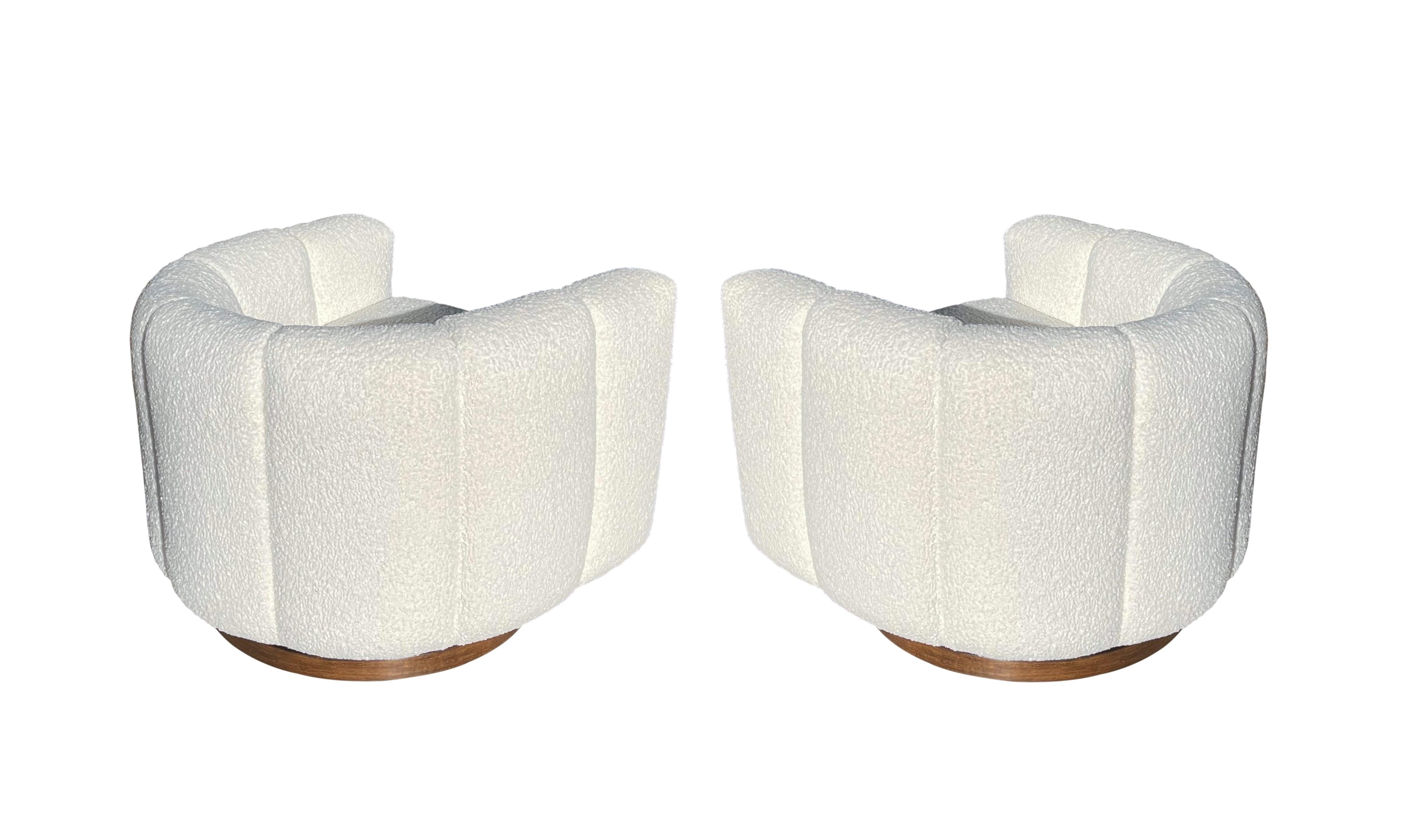 Pair of Channel Back Swivel Chairs in White Bouclé in the Style of Milo Baughman In Excellent Condition In Dallas, TX