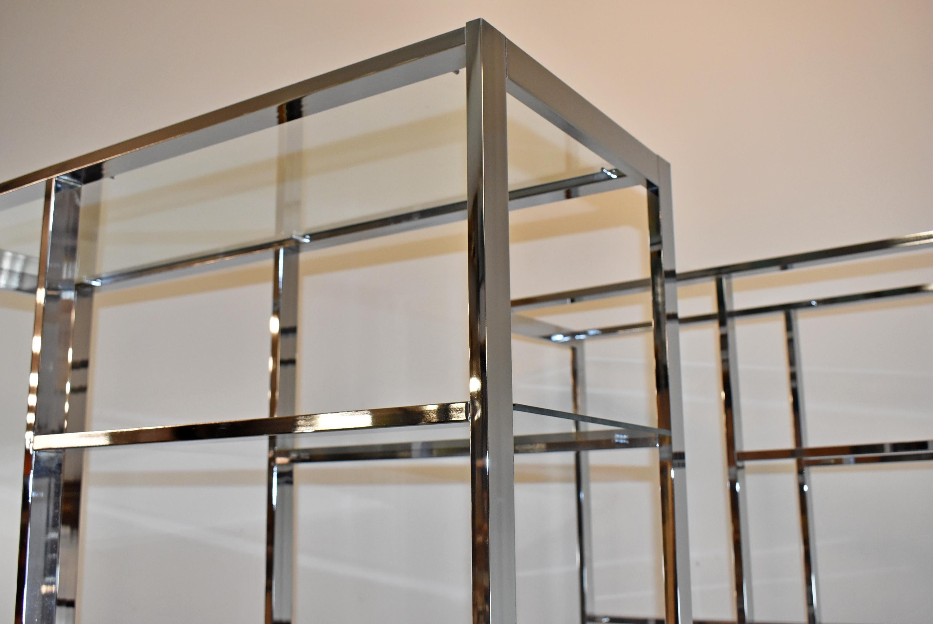 Nord-américain Paire d'étagères à six plateaux en verre et chrome Milo Baughman en vente