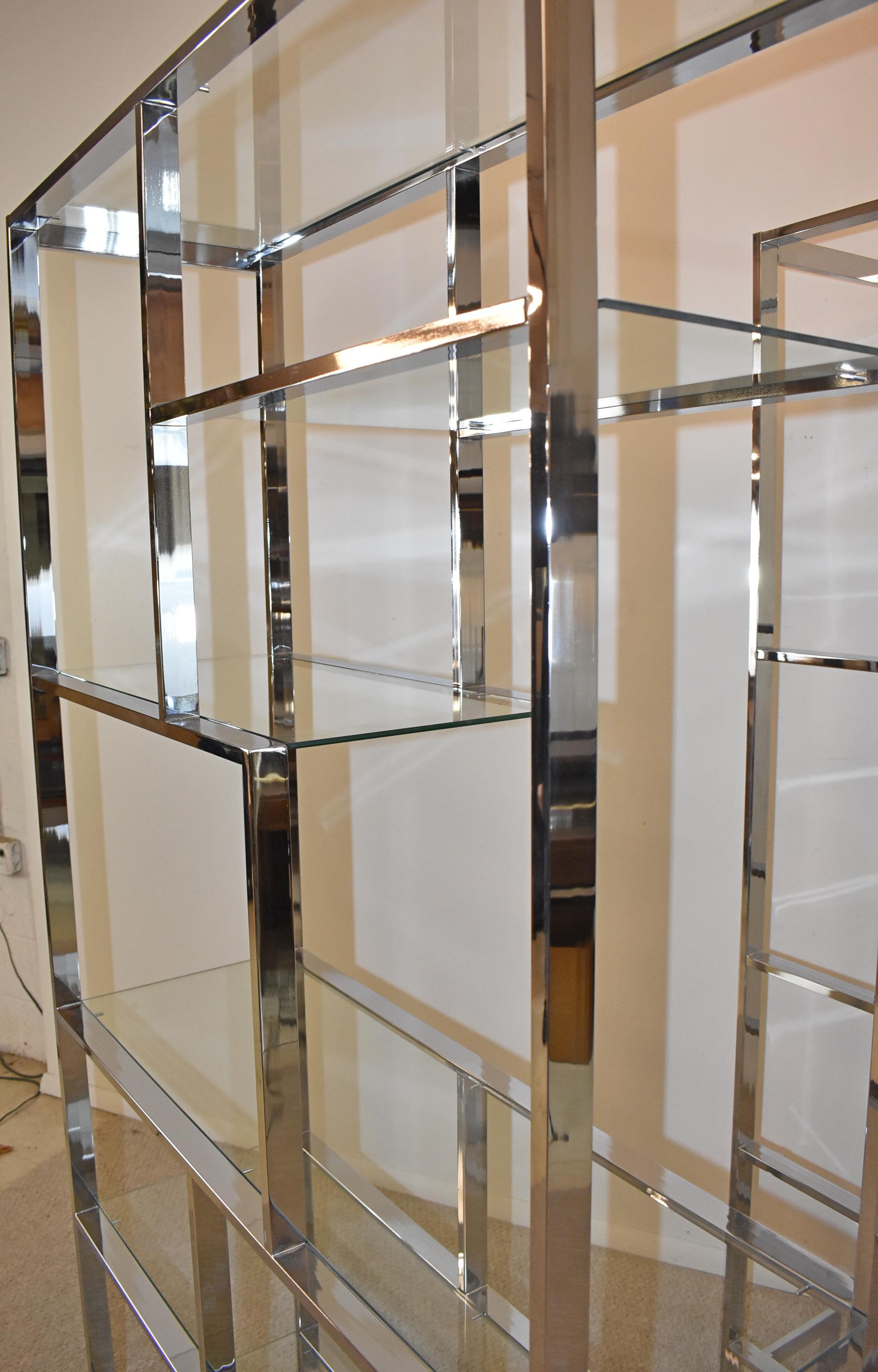 20ième siècle Paire d'étagères à six plateaux en verre et chrome Milo Baughman en vente
