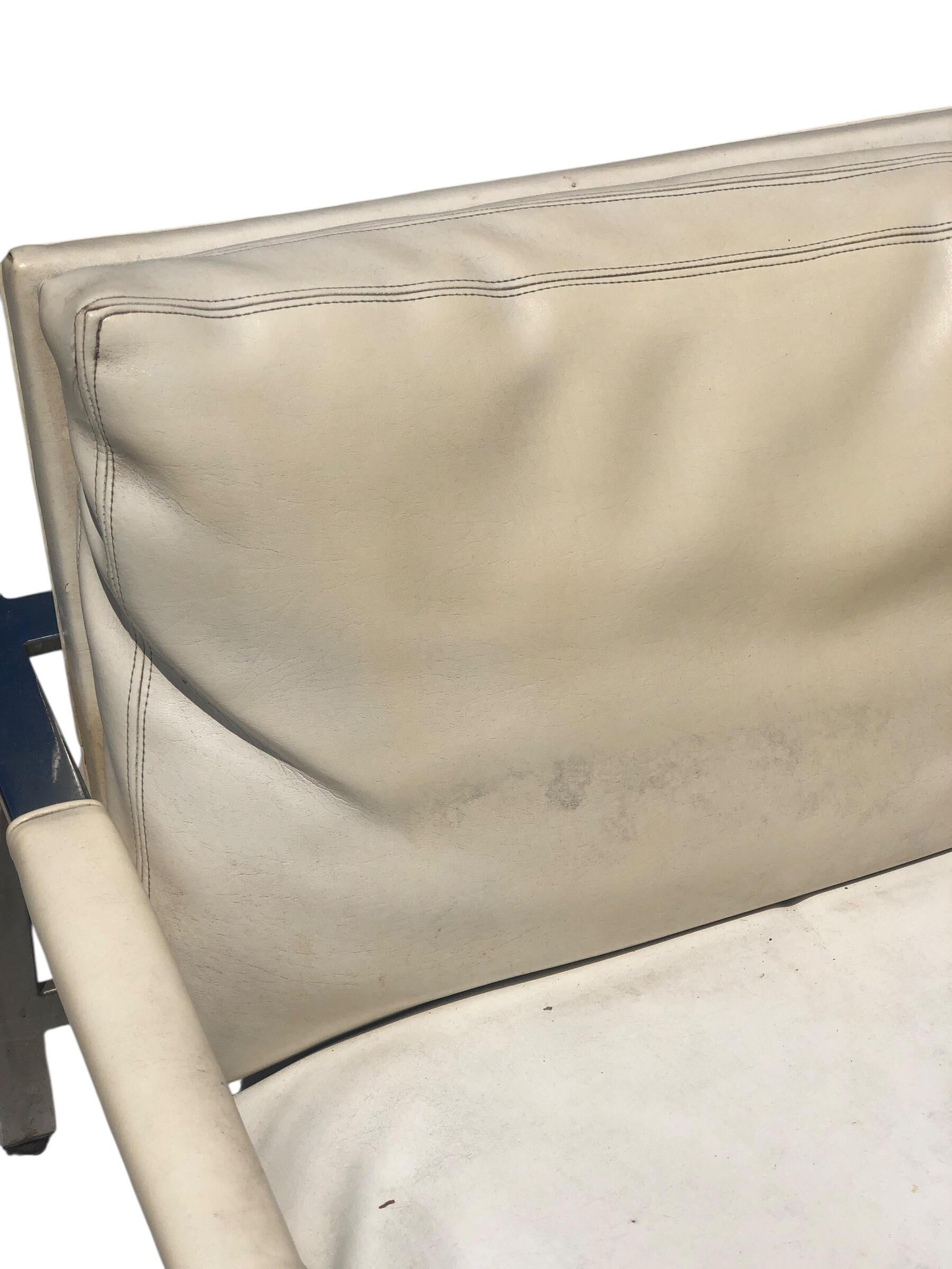 Elegante pareja de sillones de salón de barra plana tapizados en cromo, diseñados por Milo Baughman para Thayer Coggin. Estos sillones son vintage y están tapizados con la tela de vinilo original. La tela está en buen estado, pero es posible que