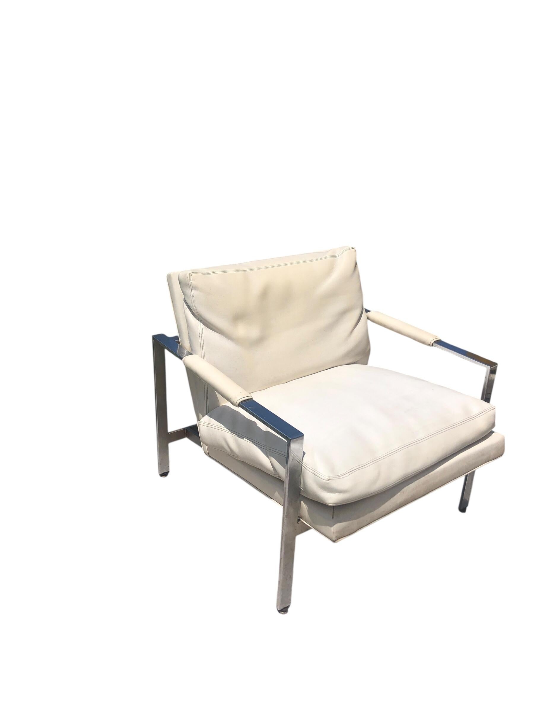 Pareja de sillones Milo Baughman cromados y de vinilo para Thayer Coggin en venta 1