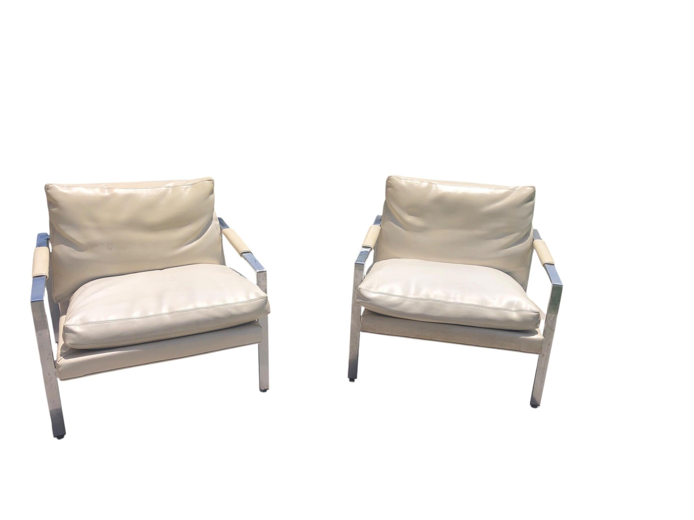 Pareja de sillones Milo Baughman cromados y de vinilo para Thayer Coggin en venta 2