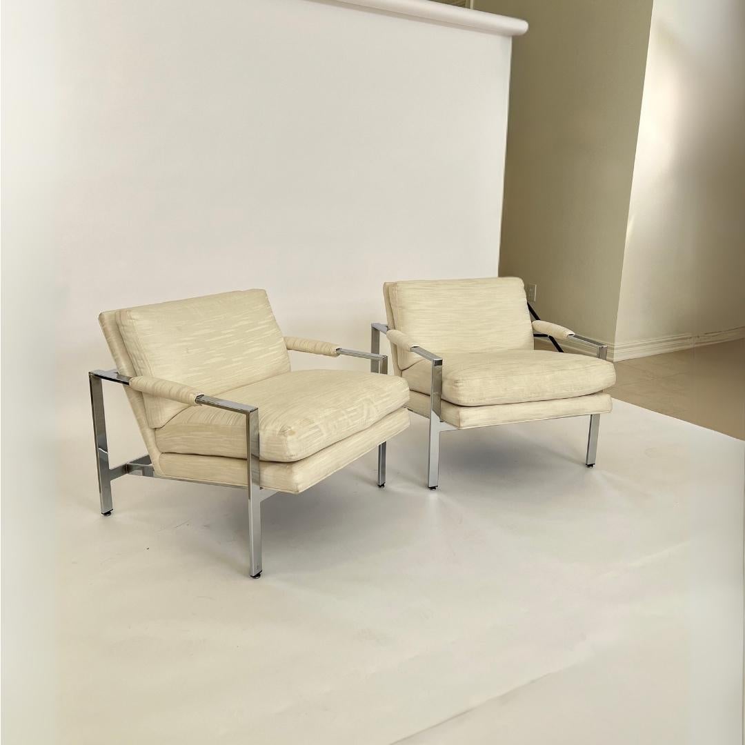 Paire de chaises de bar plates iconiques de Milo Baughman pour Thayer Icone, avec une structure en acier poli et un revêtement en tissu crème. Circa : 20th Century, Origine : USA
Le chrome est en bon état, le tissu présente quelques