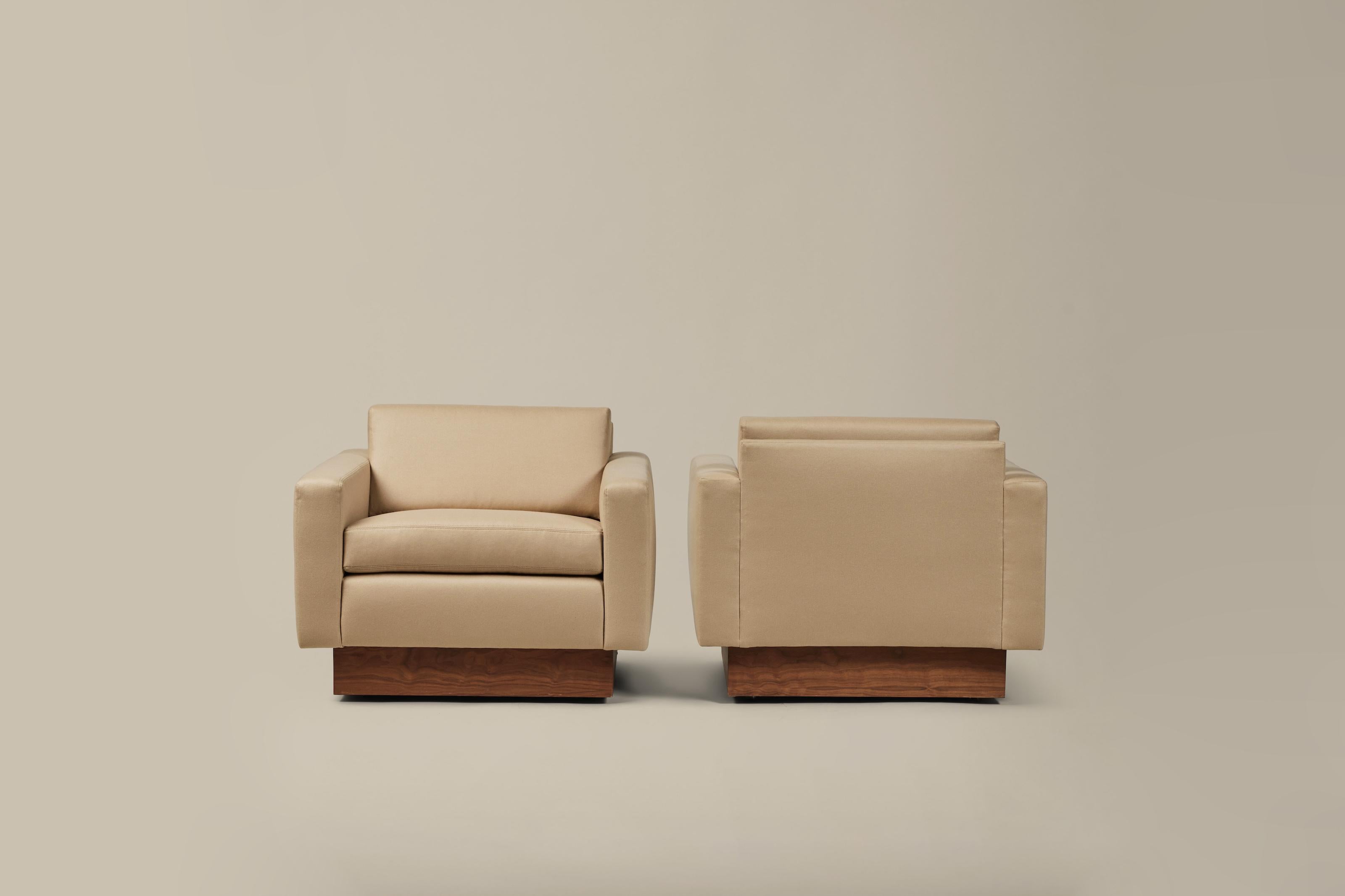 Mid-Century Modern Pair of Club Chairs in the Style of Milo Baughman