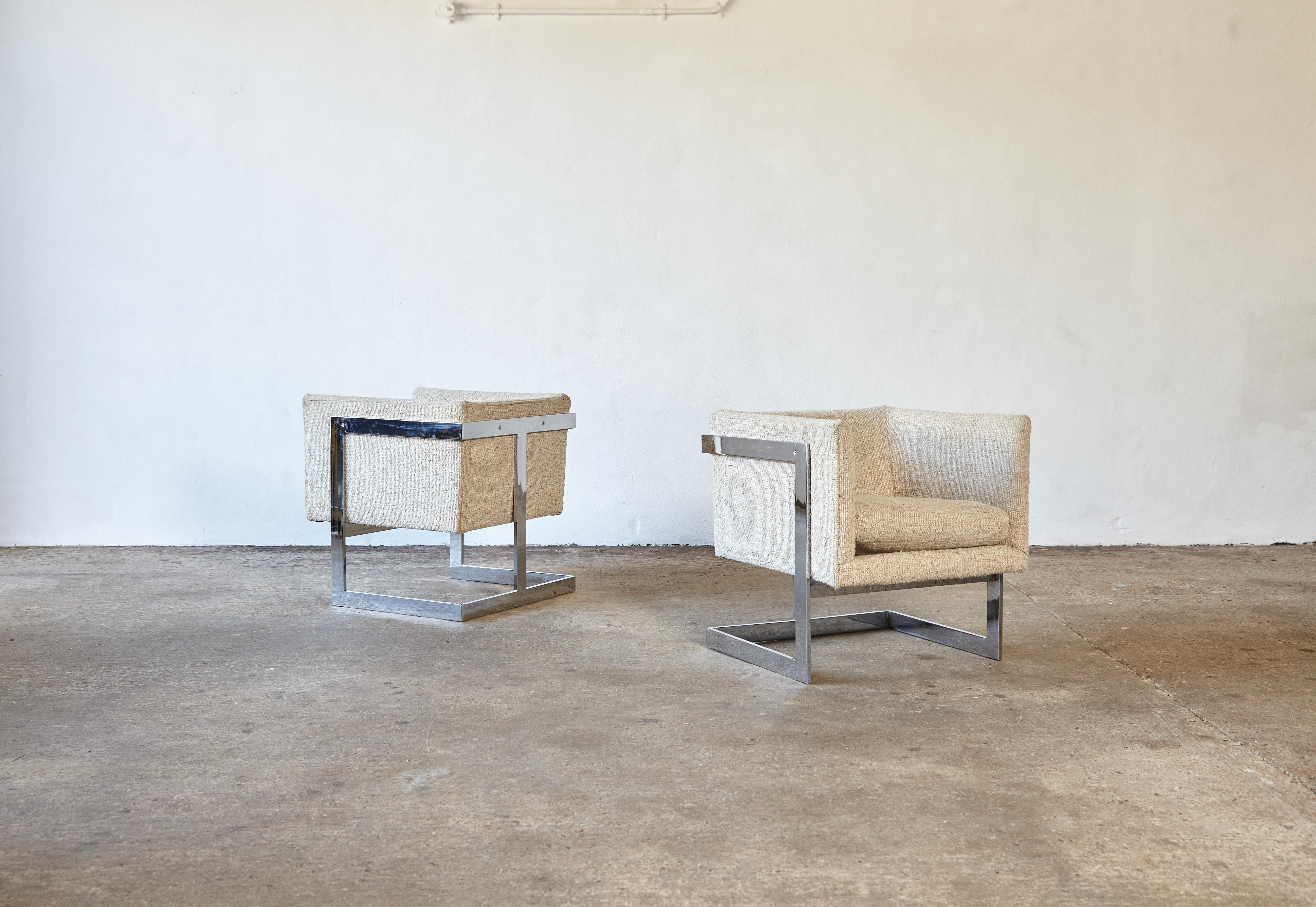 Ein sehr schönes Paar original Milo Baughman für Thayer Coggin Würfel T-Back Lounge Stühle, hergestellt in den USA in den 1970er Jahren. Sehr guter Originalzustand, Chrom ist gut mit nur geringen Gebrauchsspuren, der Stoff ist vermutlich original