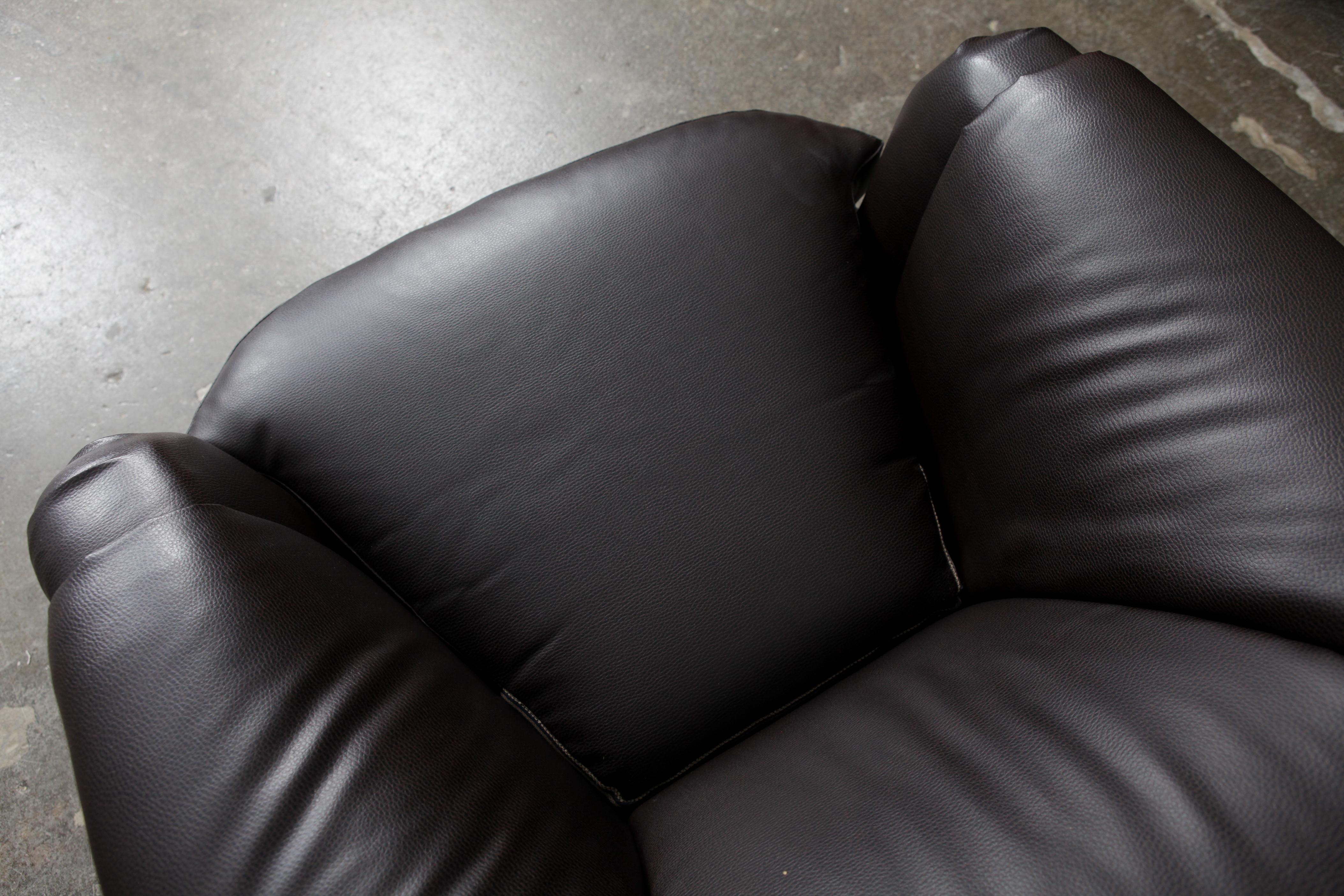 Rosewood Pair of Milo Baughman Dark Brown Leather Swivel Club Chairs