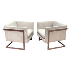 Paire de fauteuils club cubiques flottants de Milo Baughman, avec tapisserie Kravet