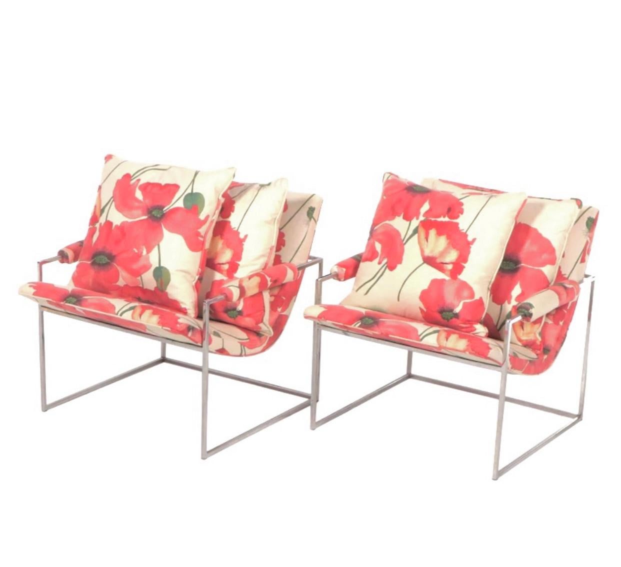Paire de chaises scoop en acier chromé de Milo Baughman pour Thayer Steele. Tapisserie d'ameublement originale en mélange de coton et de lin avec un imprimé floral audacieux en rouge, vert et marron sur un fond blanc cassé.  l'arrière-plan. Chaque