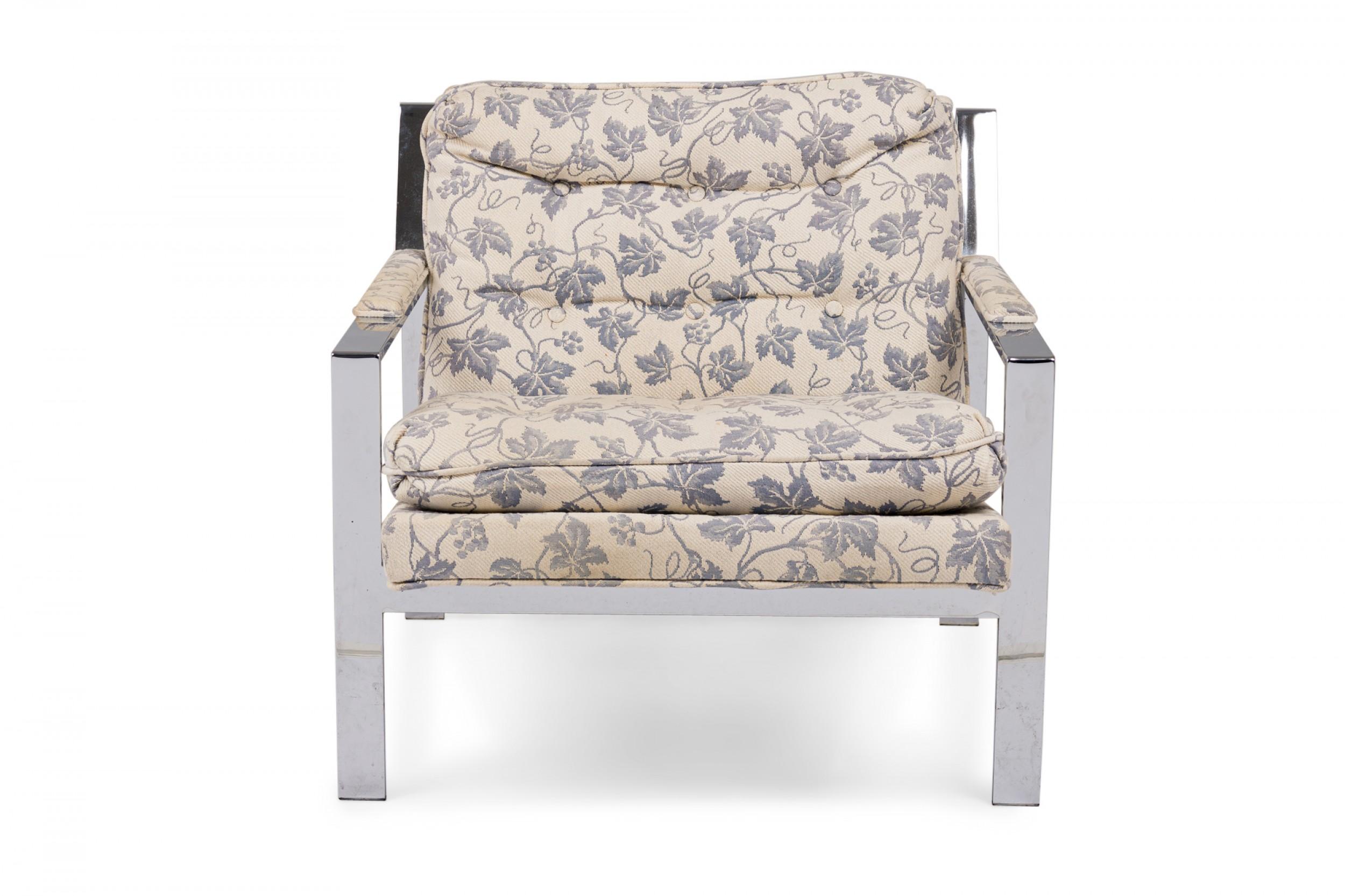 PAIRE de fauteuils de salon américains du milieu du siècle, avec des cadres plats en chrome poli, tapissés d'un tissu beige et bleu à motifs de lierre. (MILO BAUGHMAN POUR THAYER COGGIN) (PRIX DE LA PAIRE).
 