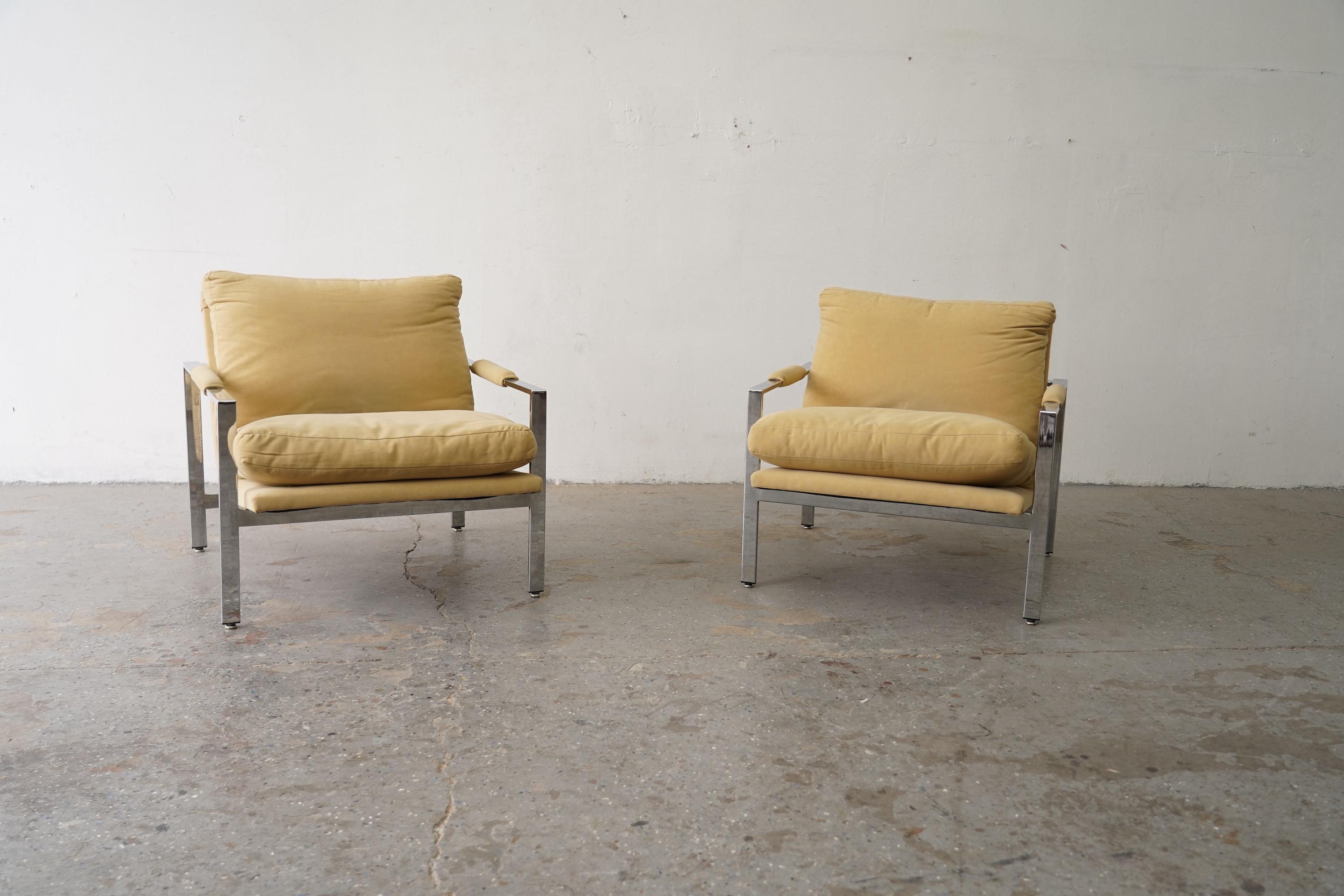 Paire de chaises de bar plates chromées Milo Baughman pour Thayer

Paire iconique de chaises de bar plates et chromées, conçues par Milo Baughman pour Thayer CogCon. Dotées d'un revêtement en suédine beige, ces chaises incarnent un design moderne et