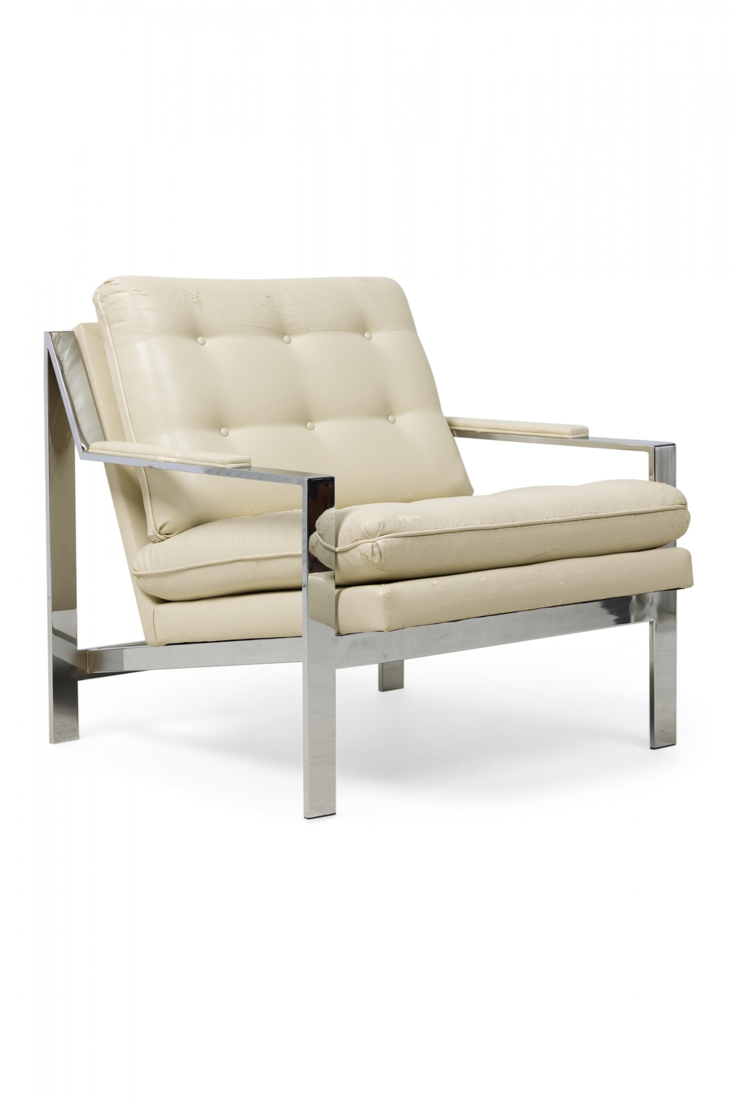 Coppia di poltrone cromate a barra piatta della metà del secolo scorso (anni '70) con struttura angolare inclinata, rivestite in ecopelle beige bottonata. (Milo Baughman per Thayer Coggin) (PREZZO A COPPIA)

La finta pelle si è deteriorata in modo