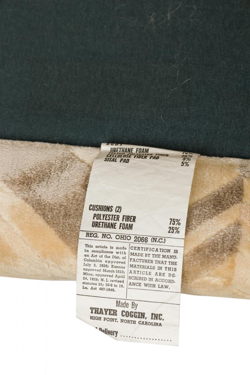 Coppia di poltrone da salotto a T della metà del secolo scorso, con forma di cubo fluttuante, imbottitura in velluto con motivo a zig-zag beige multi-tonale, sostenuta da telai in metallo cromato con barra a T. (Milo Baughman per Thayer Coggin)