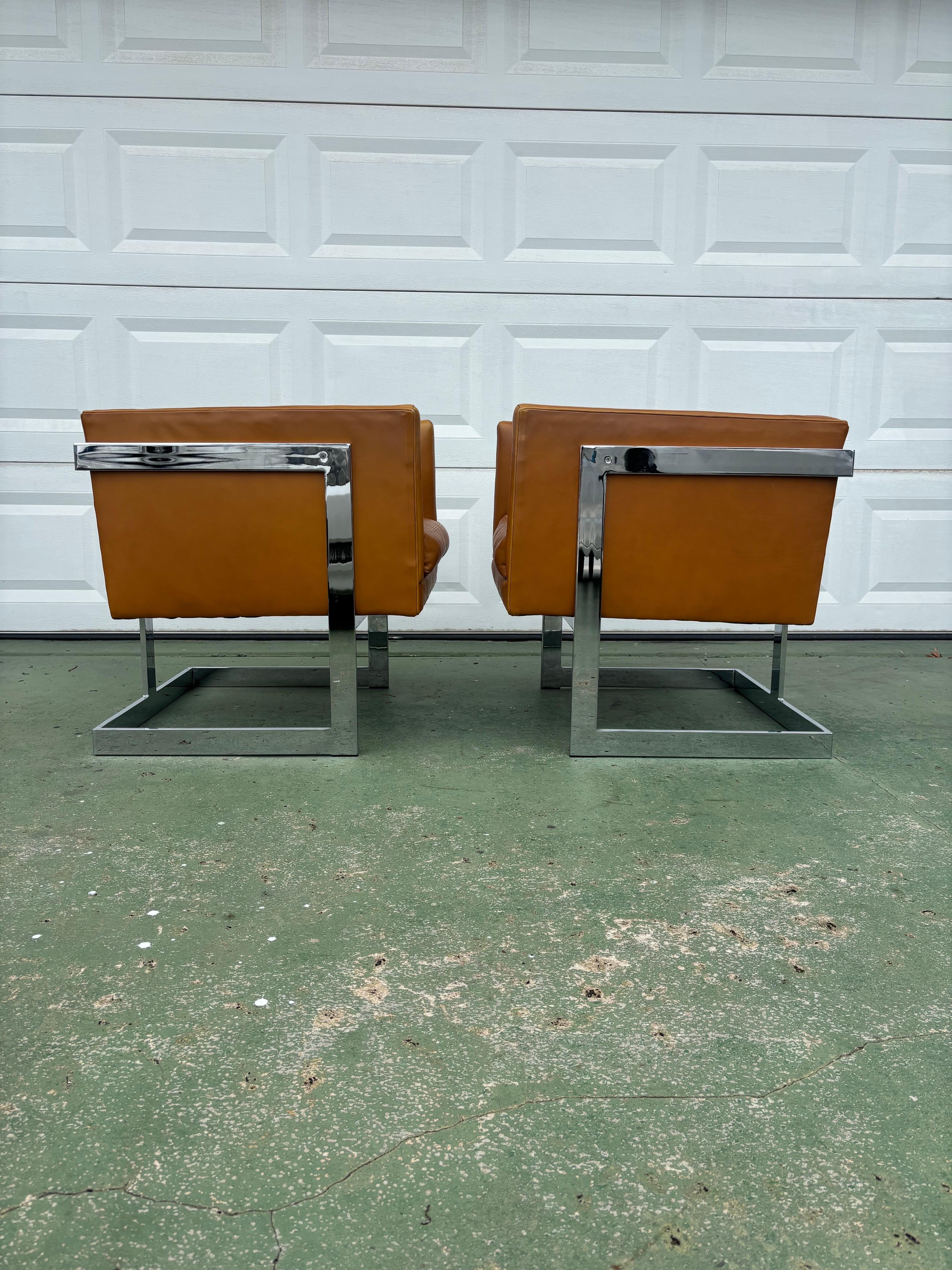 Mid-Century moderno Coppia di sedie a cubo di Milo Baughman per Thayer Coggin in cromo e pelle in vendita