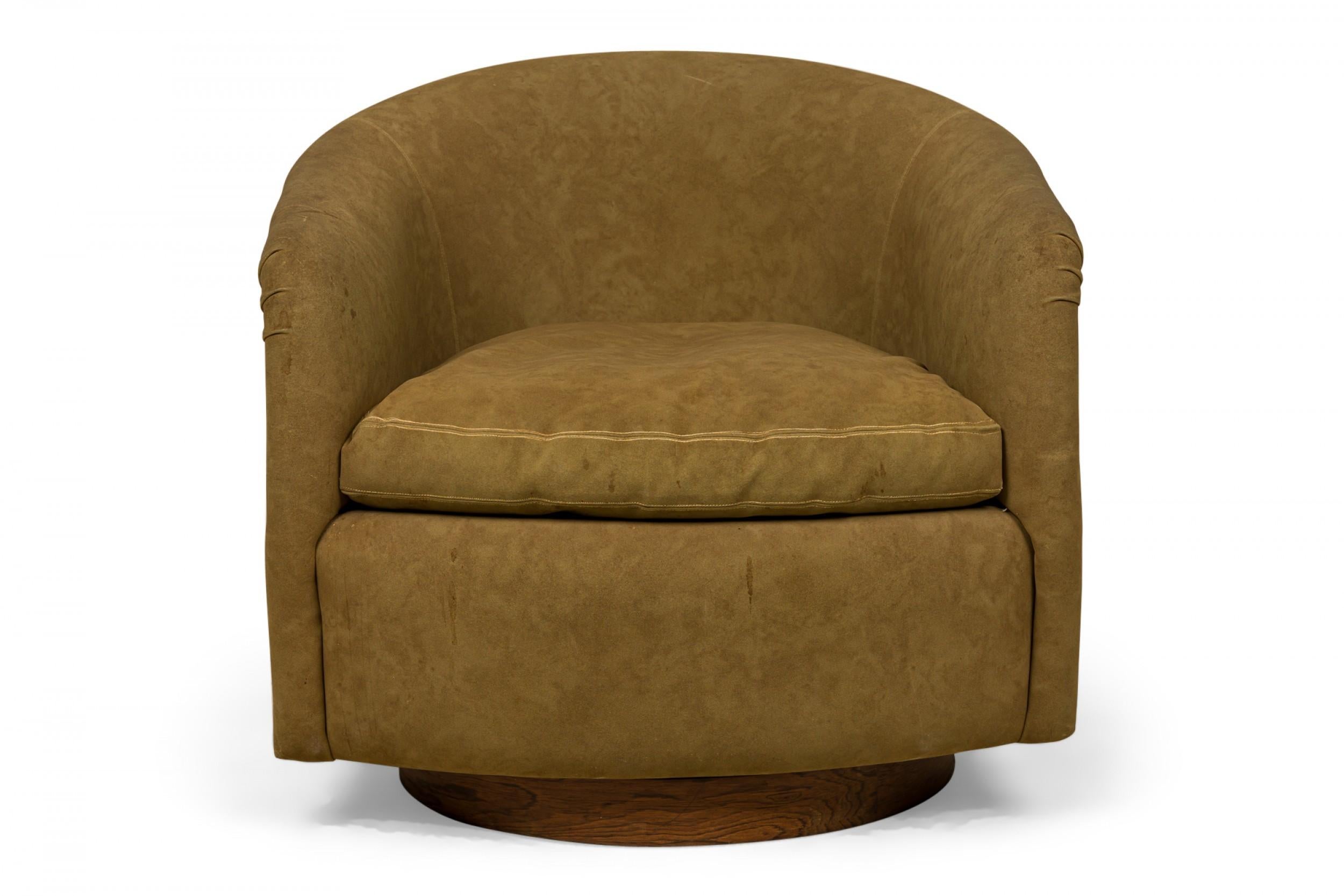 PAIRE de fauteuils de salon / d'accoudoir en forme de fer à cheval de style américain du milieu du siècle, recouverts de tissu brun kaki avec coussins d'assise amovibles. (MILO BAUGHMAN POUR THAYER COGGIN) (PRIX PAR PAIRE)