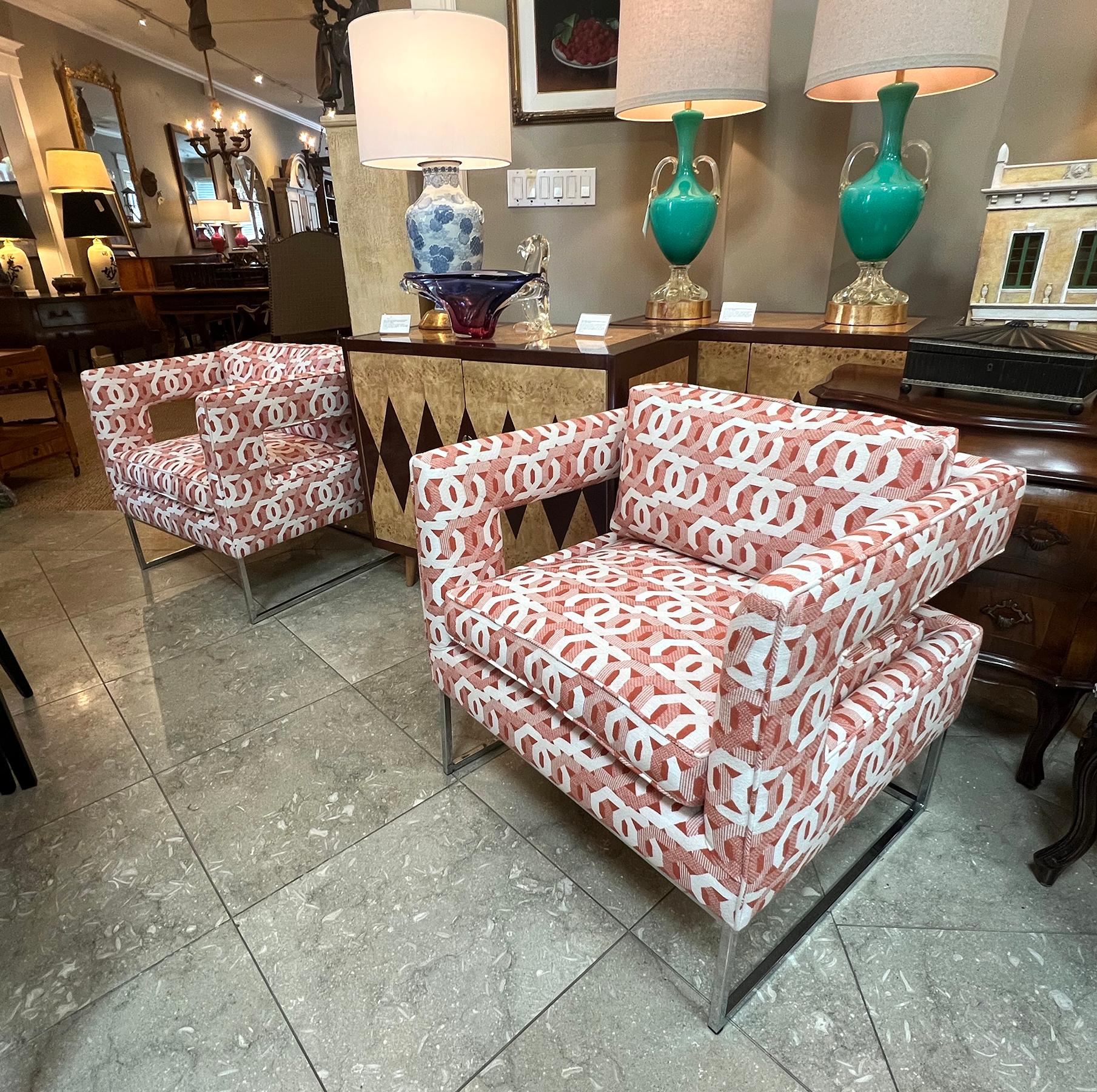 Chrome Paire de chaises élégantes à dossier ouvert et découpes de Milo Baughman pour Thayer Coggin en vente