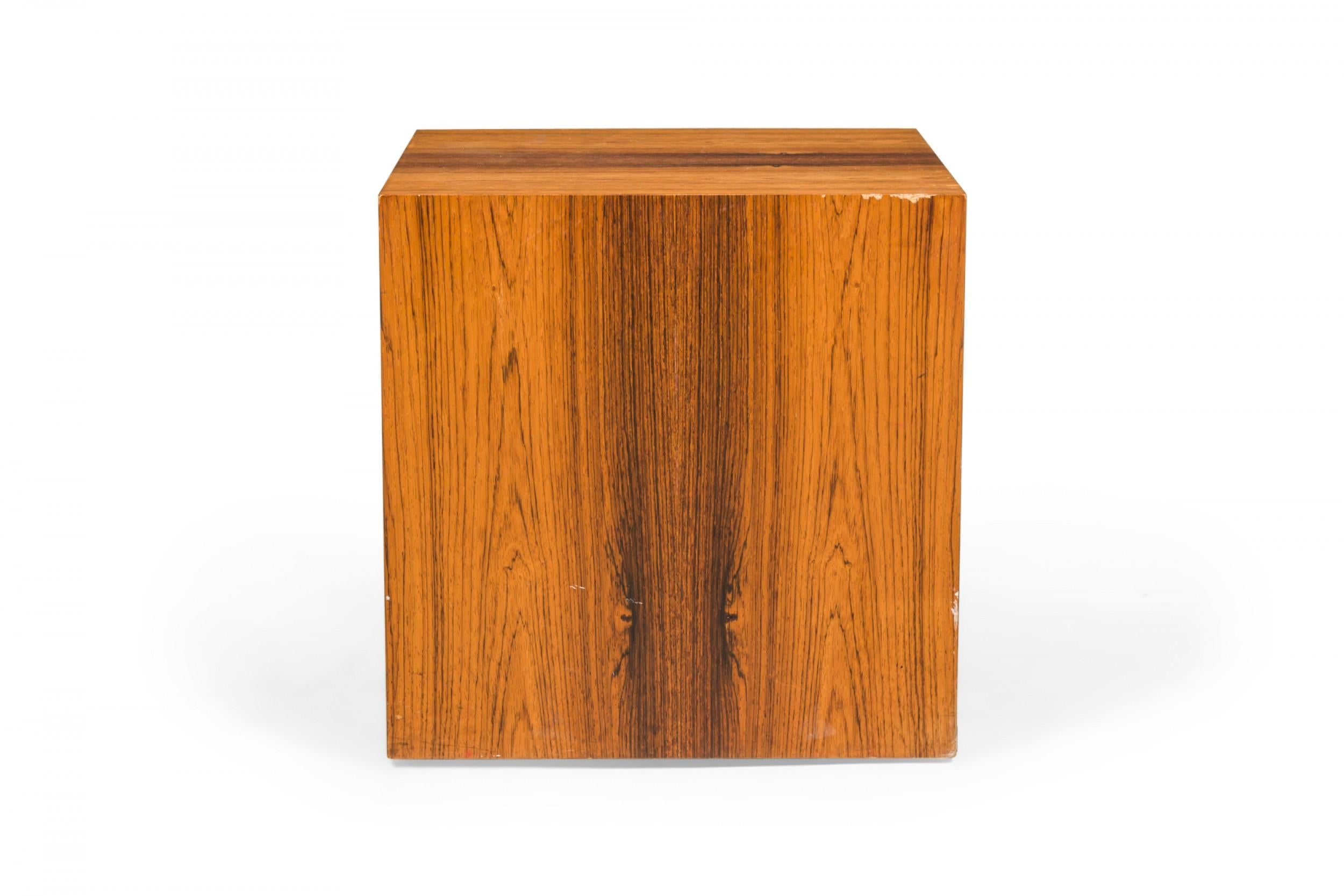 Mid-Century Modern Pair of Milo Baughman for Thayer Coggin Rosewood Veneer Cube End / Side Tables For Sale