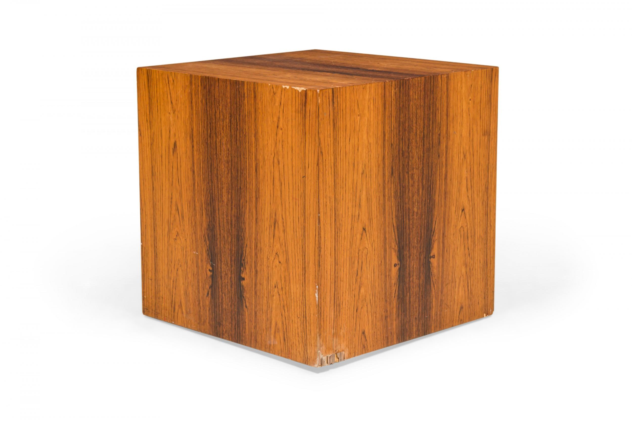 American Pair of Milo Baughman for Thayer Coggin Rosewood Veneer Cube End / Side Tables For Sale