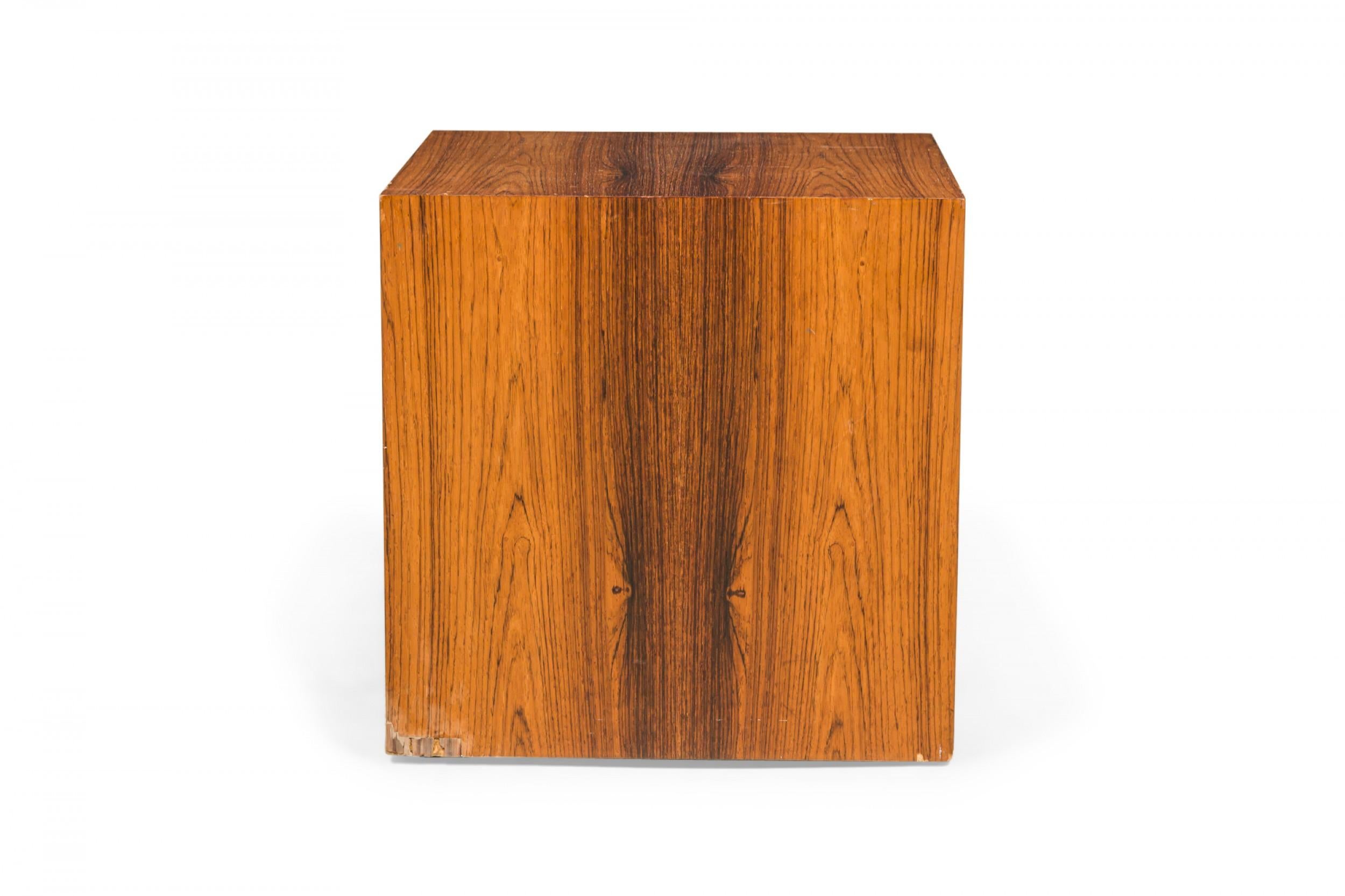 Pair of Milo Baughman for Thayer Coggin Rosewood Veneer Cube End / Side Tables In Good Condition For Sale In New York, NY