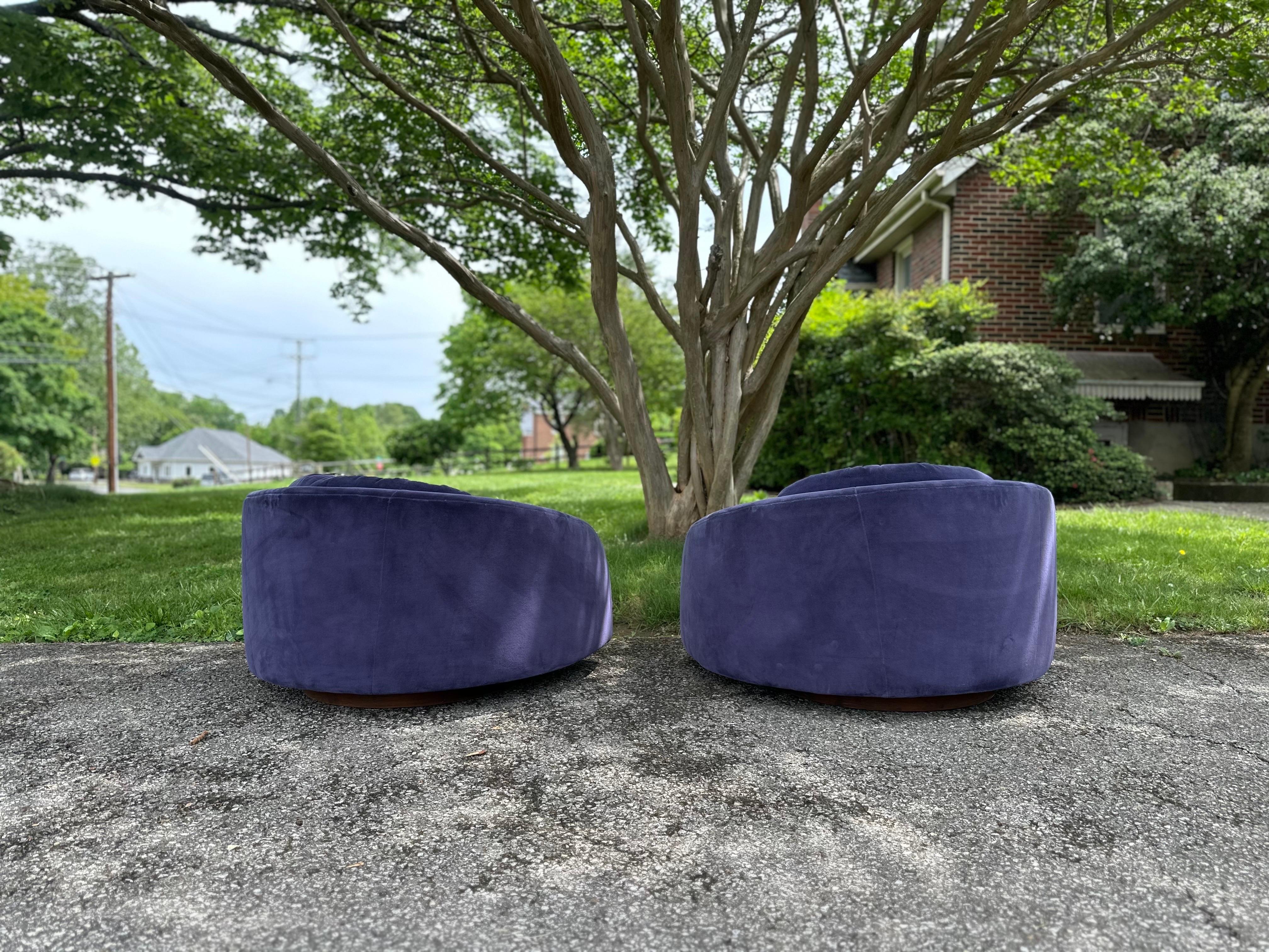 Coppia di sedie girevoli Milo Baughman per Thayer Coggin con base in noce In condizioni buone in vendita a Roanoke, VA