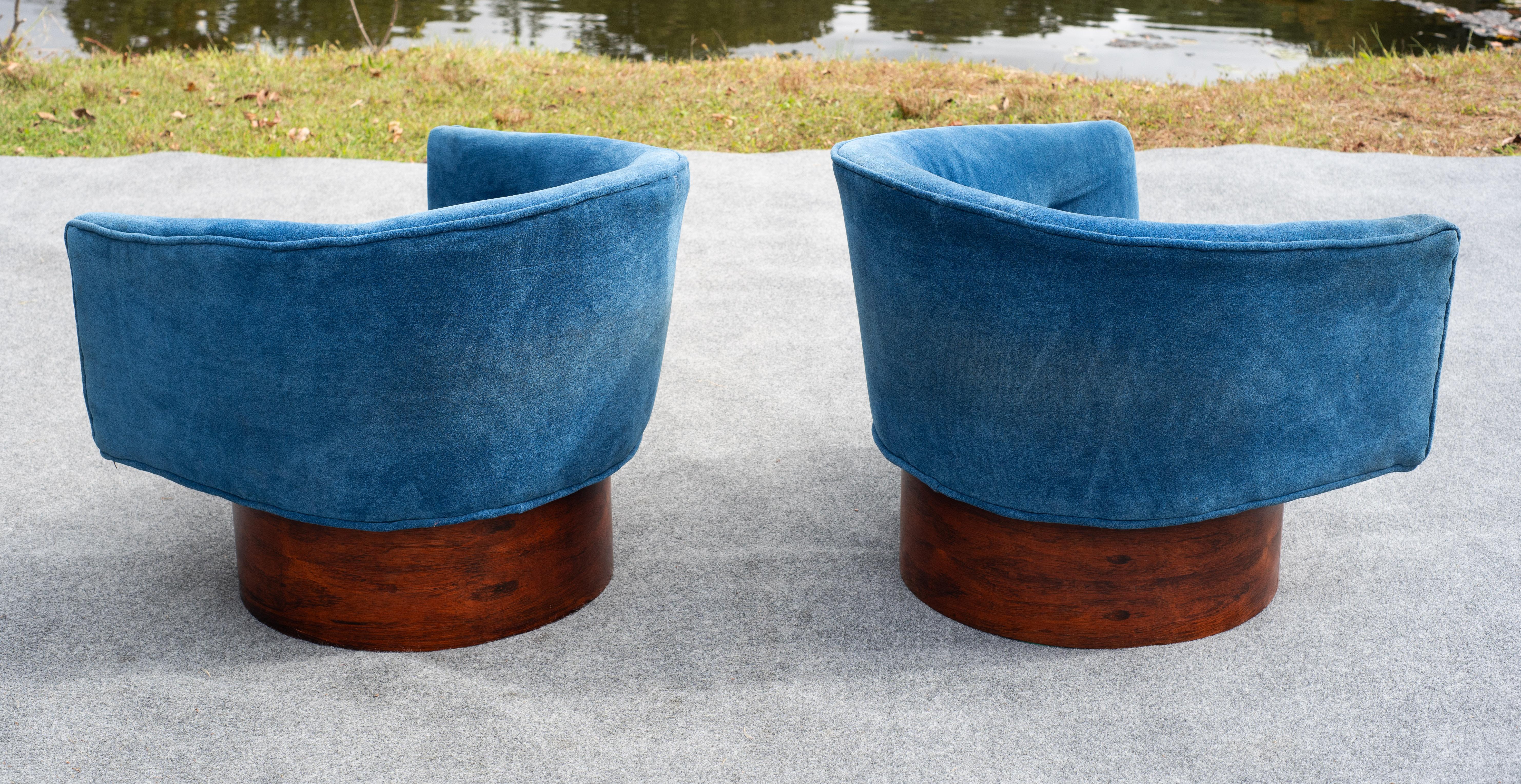Pair of Milo Baughman for Thayer Coggin Swivel Lounge Chairs in Rosewood & Blue For Sale 3
