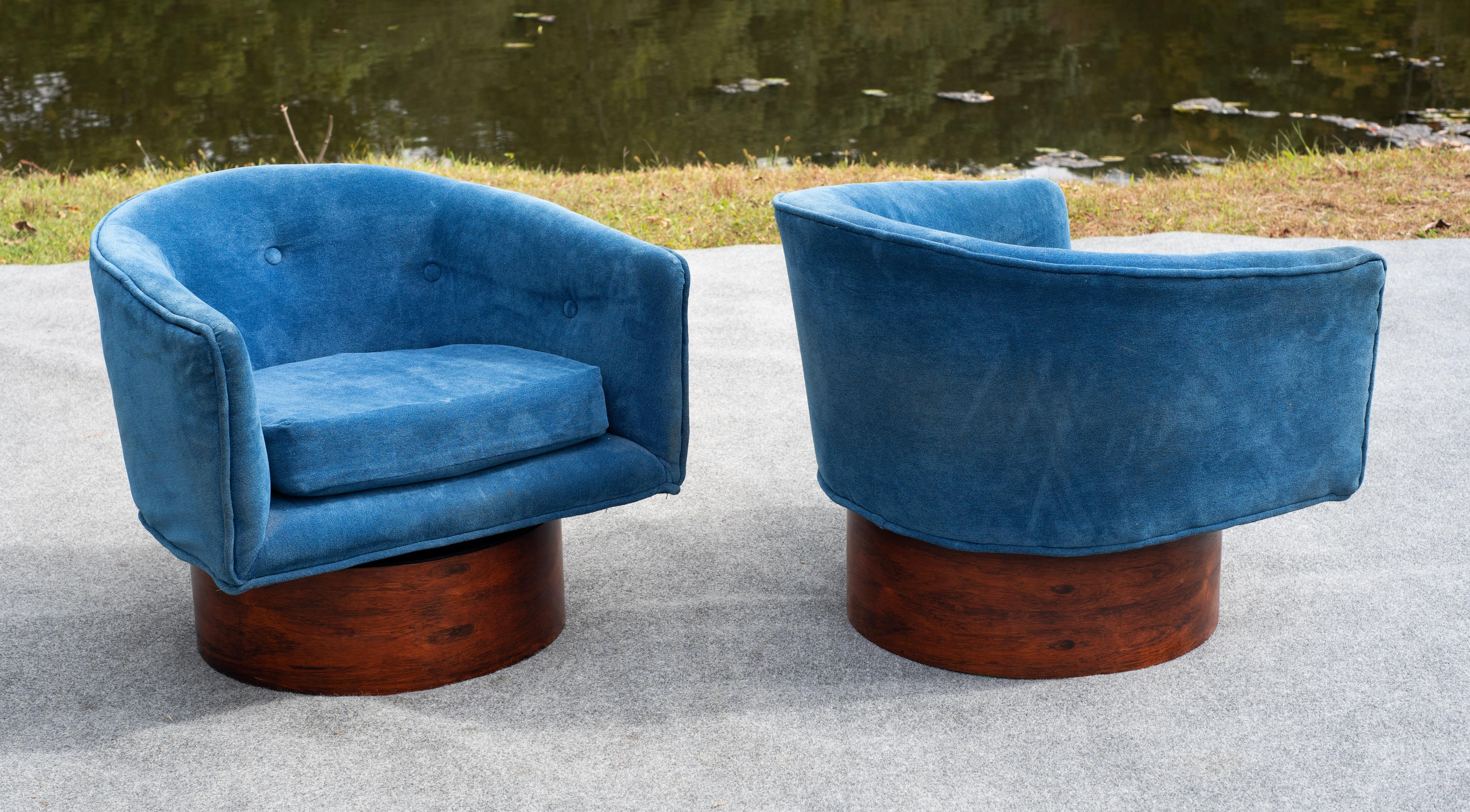 Pair of Milo Baughman for Thayer Coggin Swivel Lounge Chairs in Rosewood & Blue For Sale 4