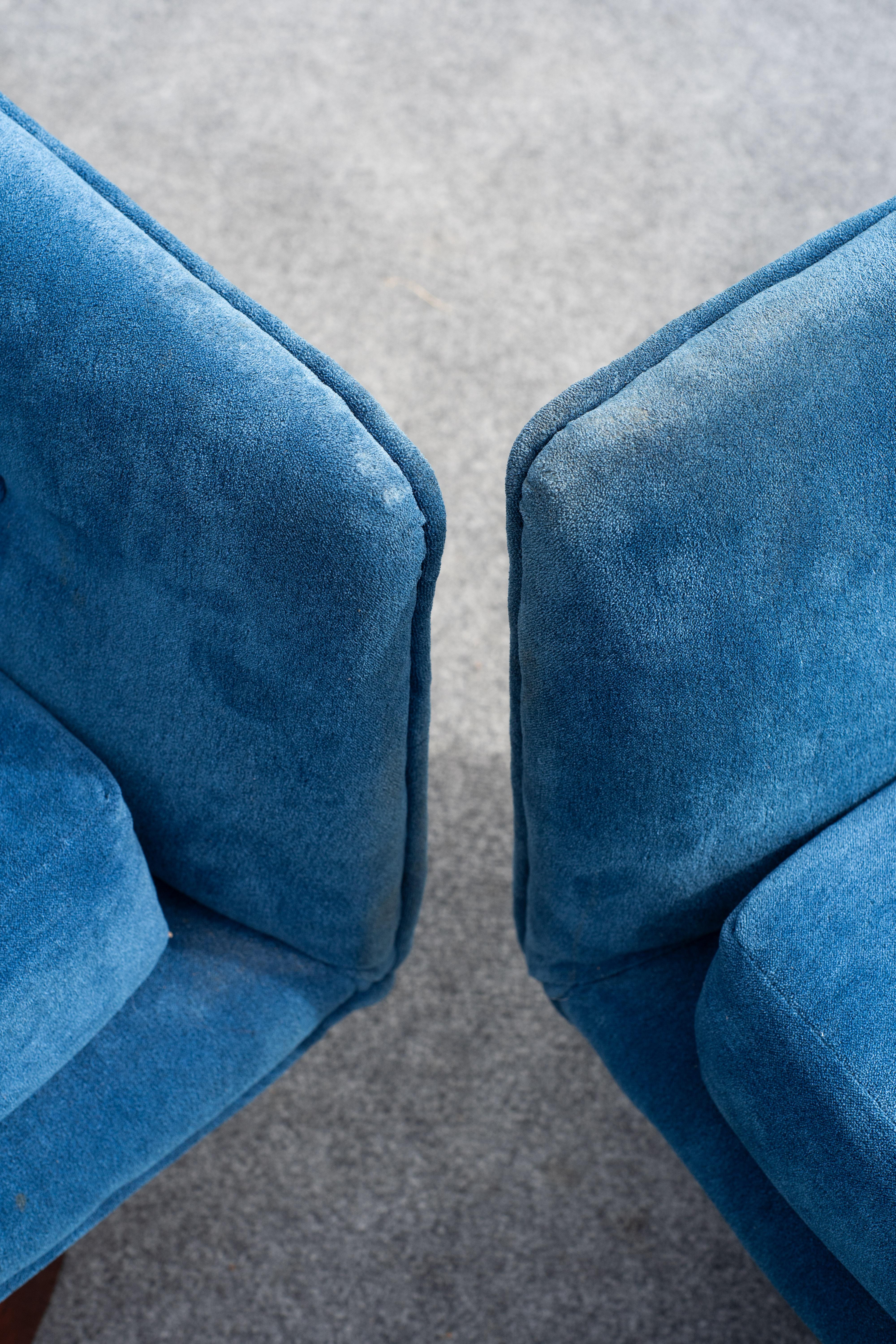 Pair of Milo Baughman for Thayer Coggin Swivel Lounge Chairs in Rosewood & Blue For Sale 5