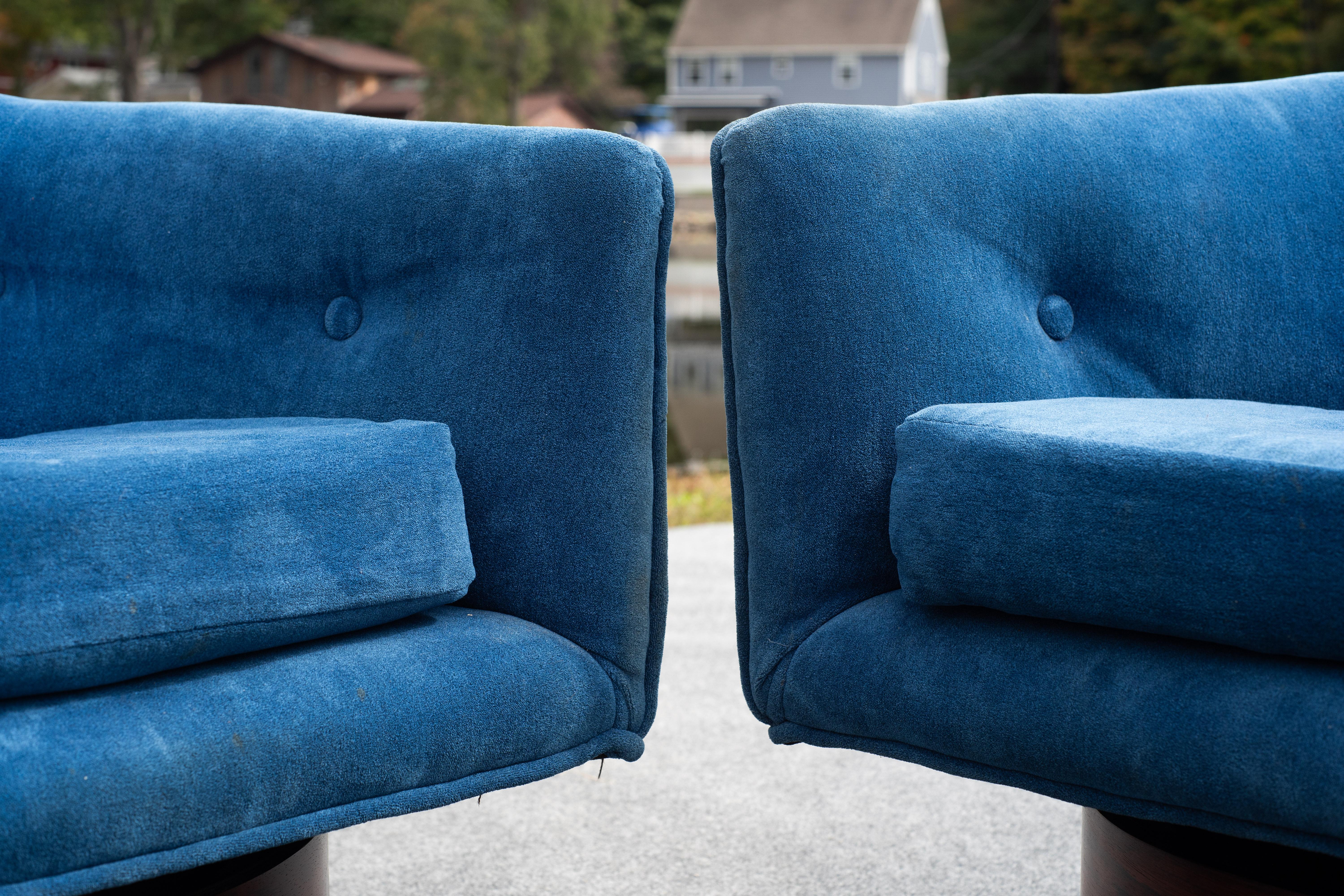 Pair of Milo Baughman for Thayer Coggin Swivel Lounge Chairs in Rosewood & Blue For Sale 6