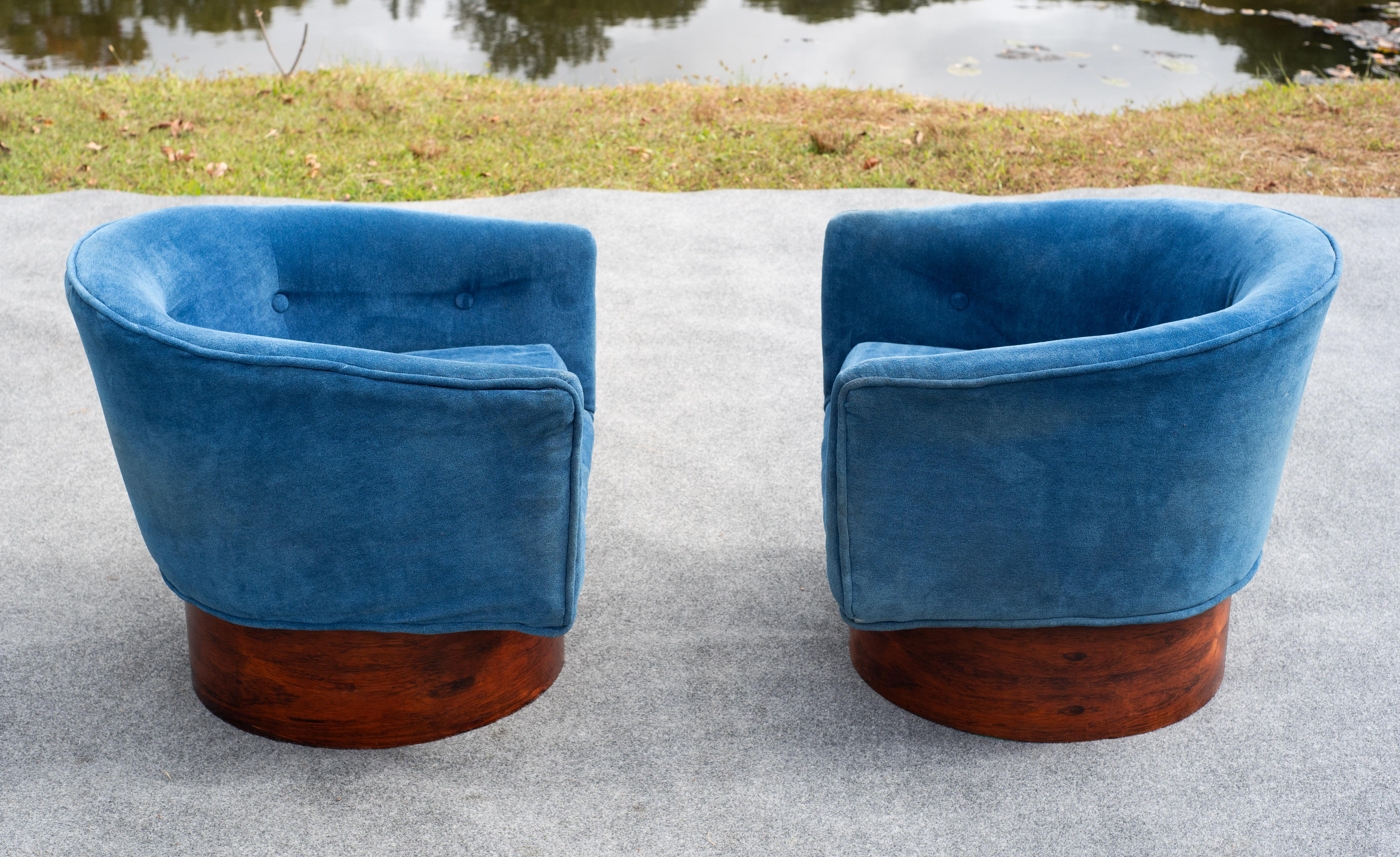 Pair of Milo Baughman for Thayer Coggin Swivel Lounge Chairs in Rosewood & Blue For Sale 7