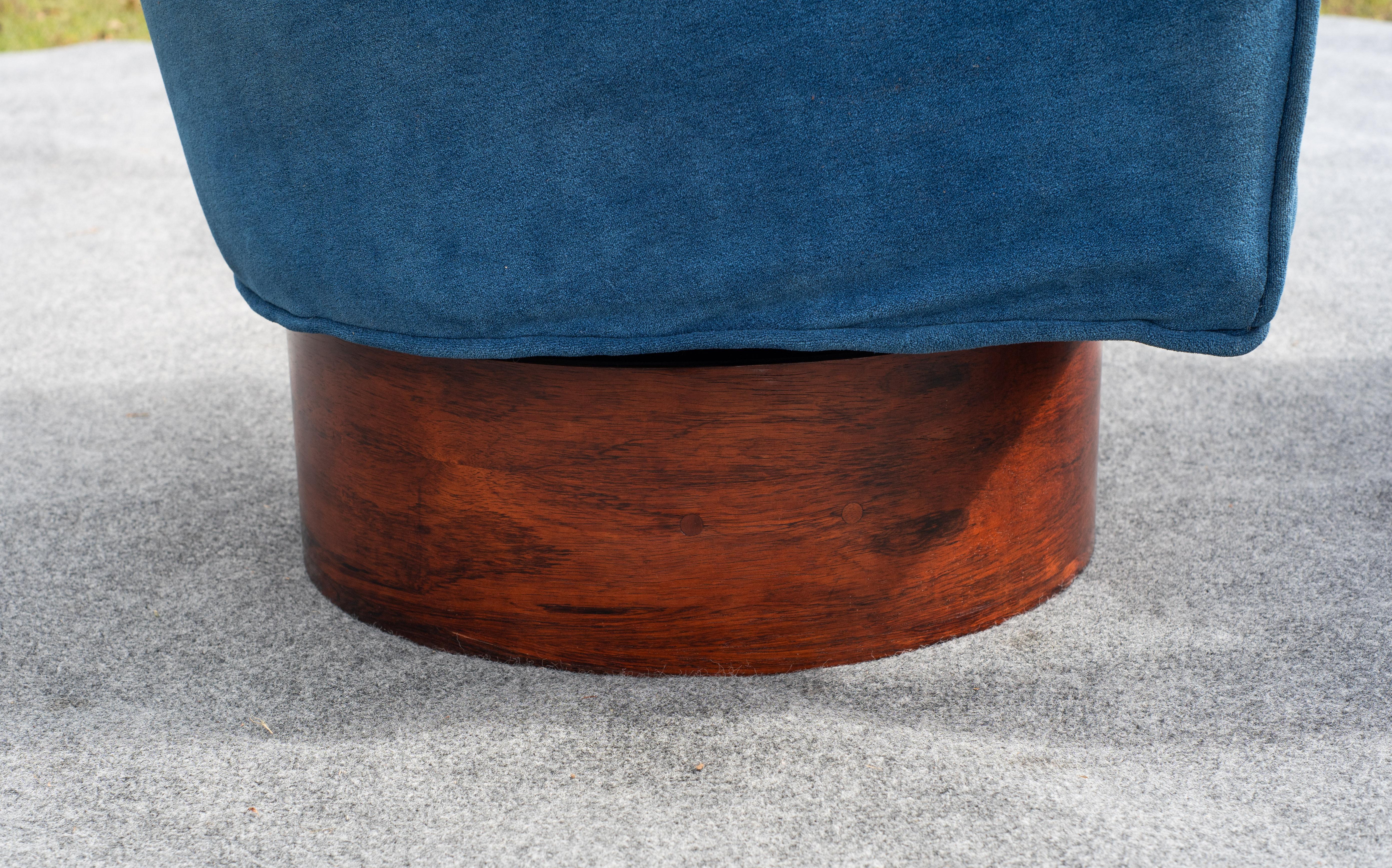 Pair of Milo Baughman for Thayer Coggin Swivel Lounge Chairs in Rosewood & Blue For Sale 8