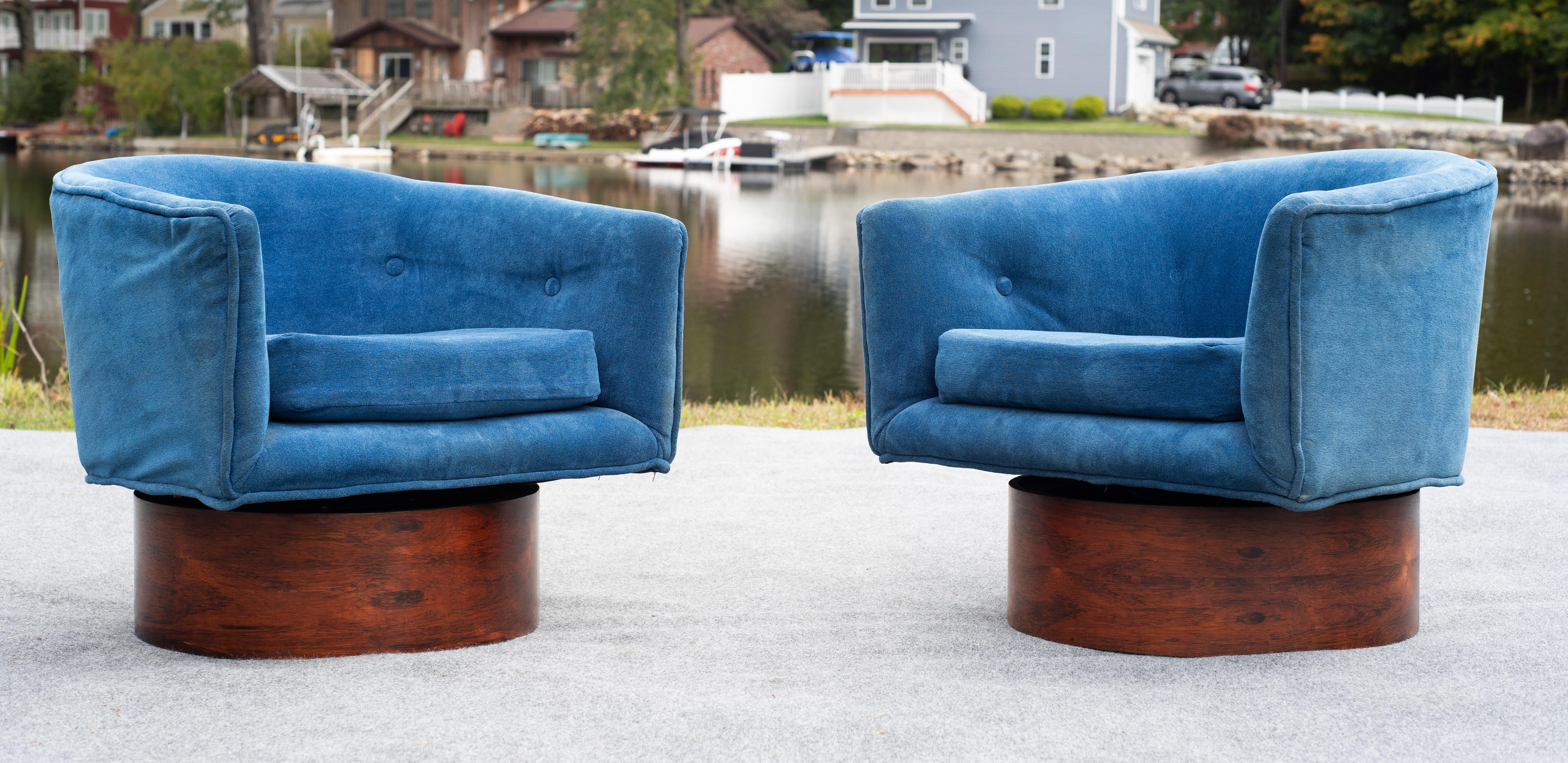 Mid-Century Modern Pair of Milo Baughman for Thayer Coggin Swivel Lounge Chairs in Rosewood & Blue For Sale