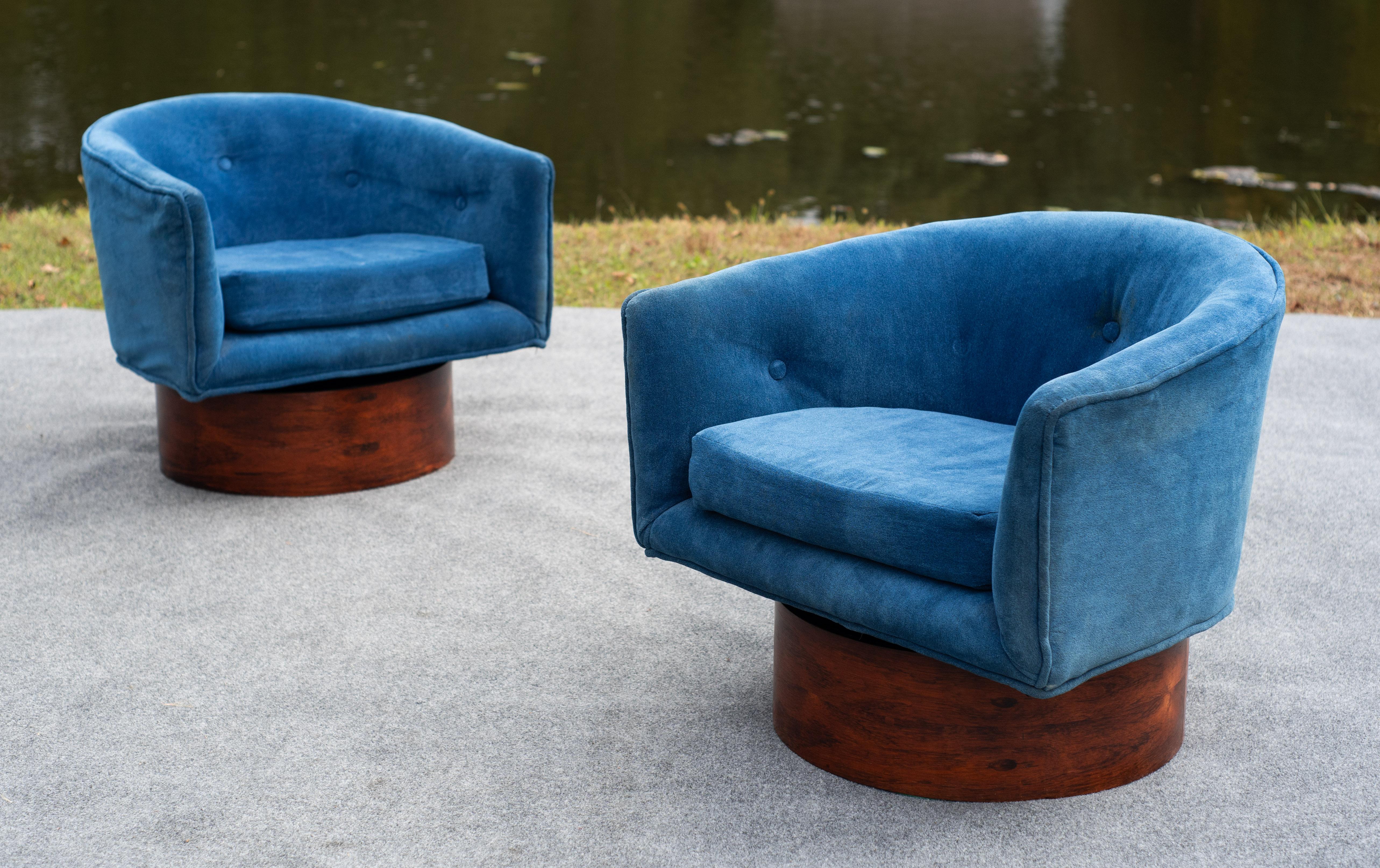 Mid-20th Century Pair of Milo Baughman for Thayer Coggin Swivel Lounge Chairs in Rosewood & Blue For Sale
