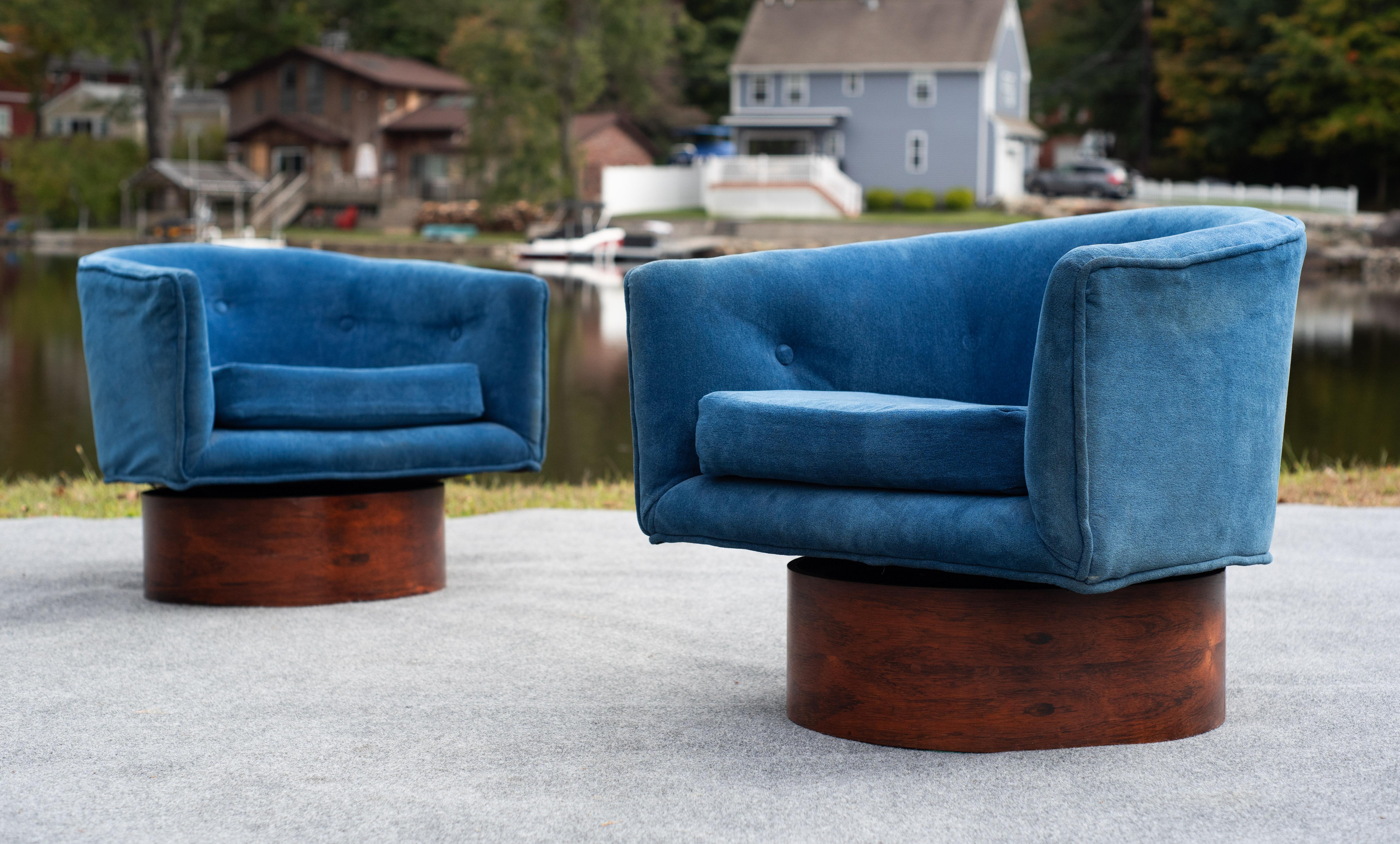 Upholstery Pair of Milo Baughman for Thayer Coggin Swivel Lounge Chairs in Rosewood & Blue For Sale