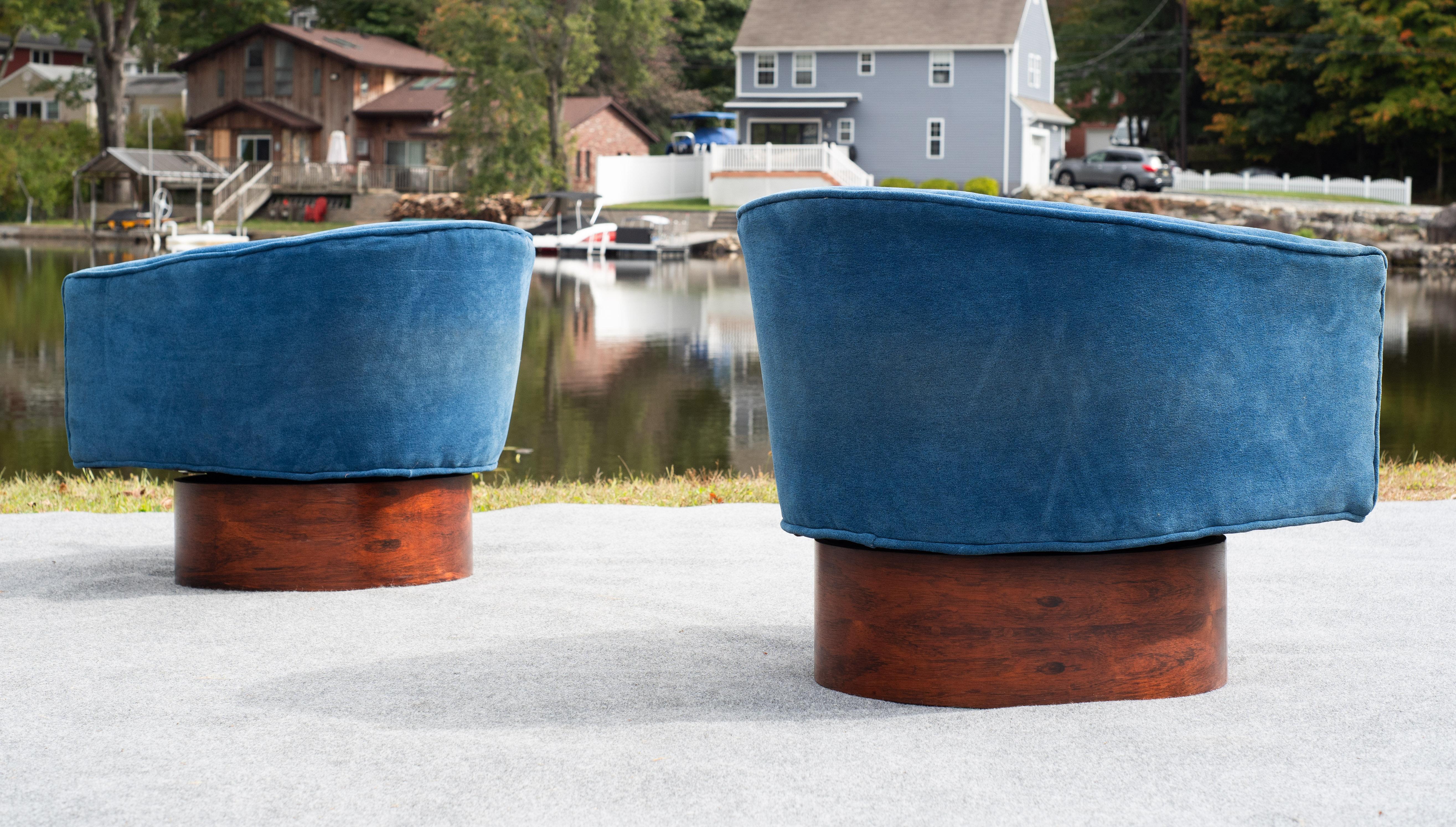 Pair of Milo Baughman for Thayer Coggin Swivel Lounge Chairs in Rosewood & Blue For Sale 1
