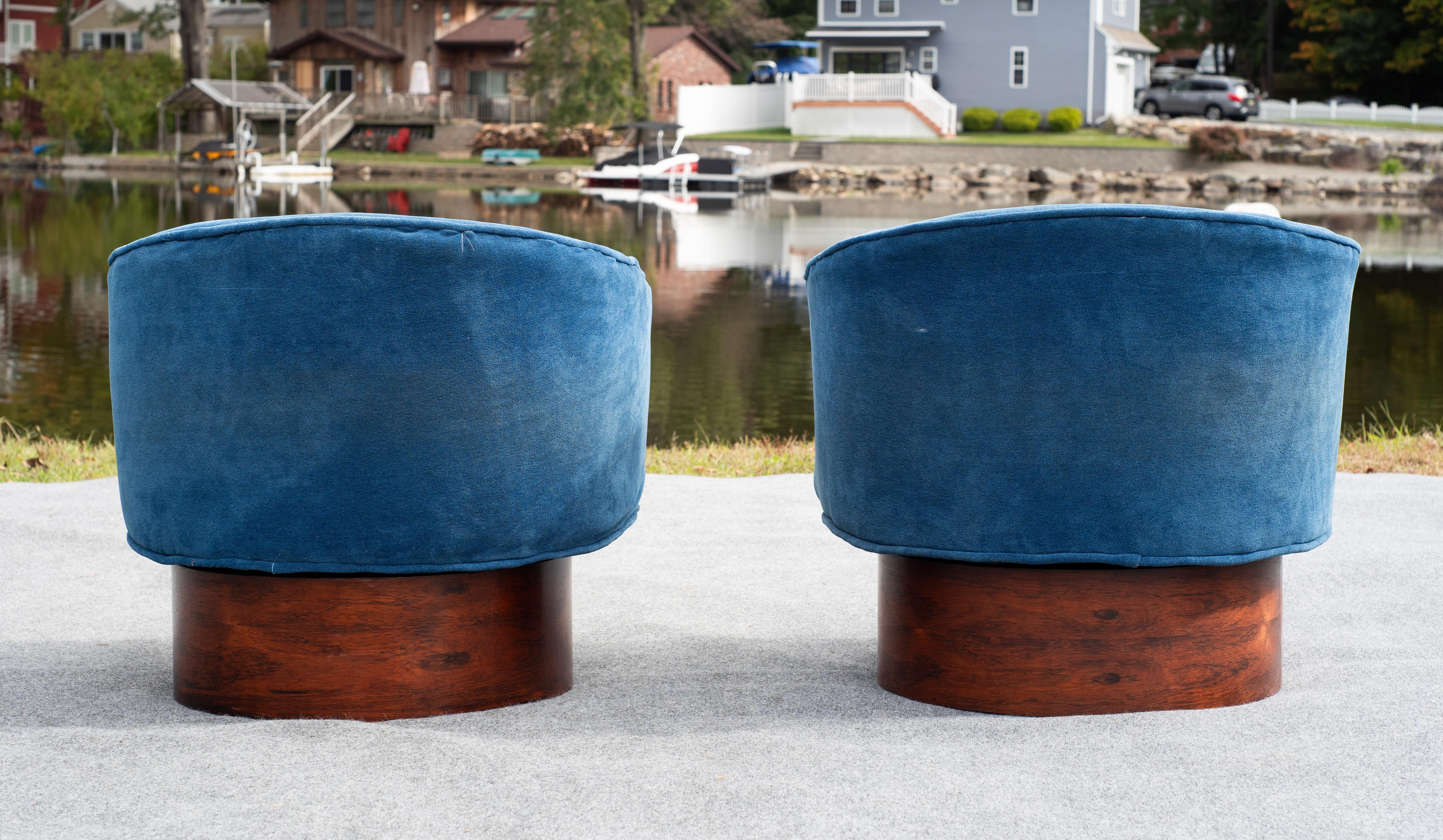 Pair of Milo Baughman for Thayer Coggin Swivel Lounge Chairs in Rosewood & Blue For Sale 2