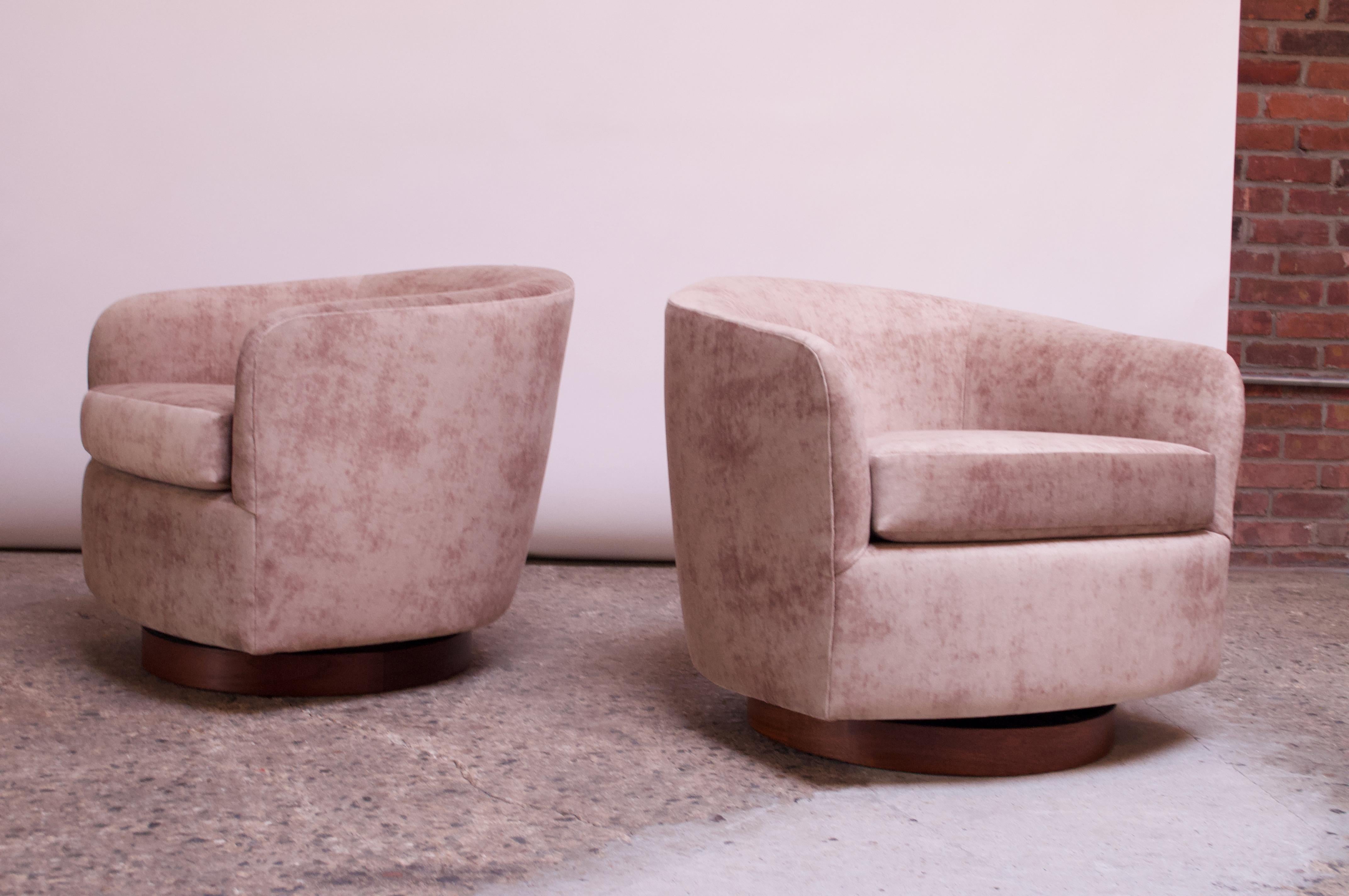 Mid-Century Modern Pair of Milo Baughman for Thayer Coggin Walnut and Suede Swivel Chairs