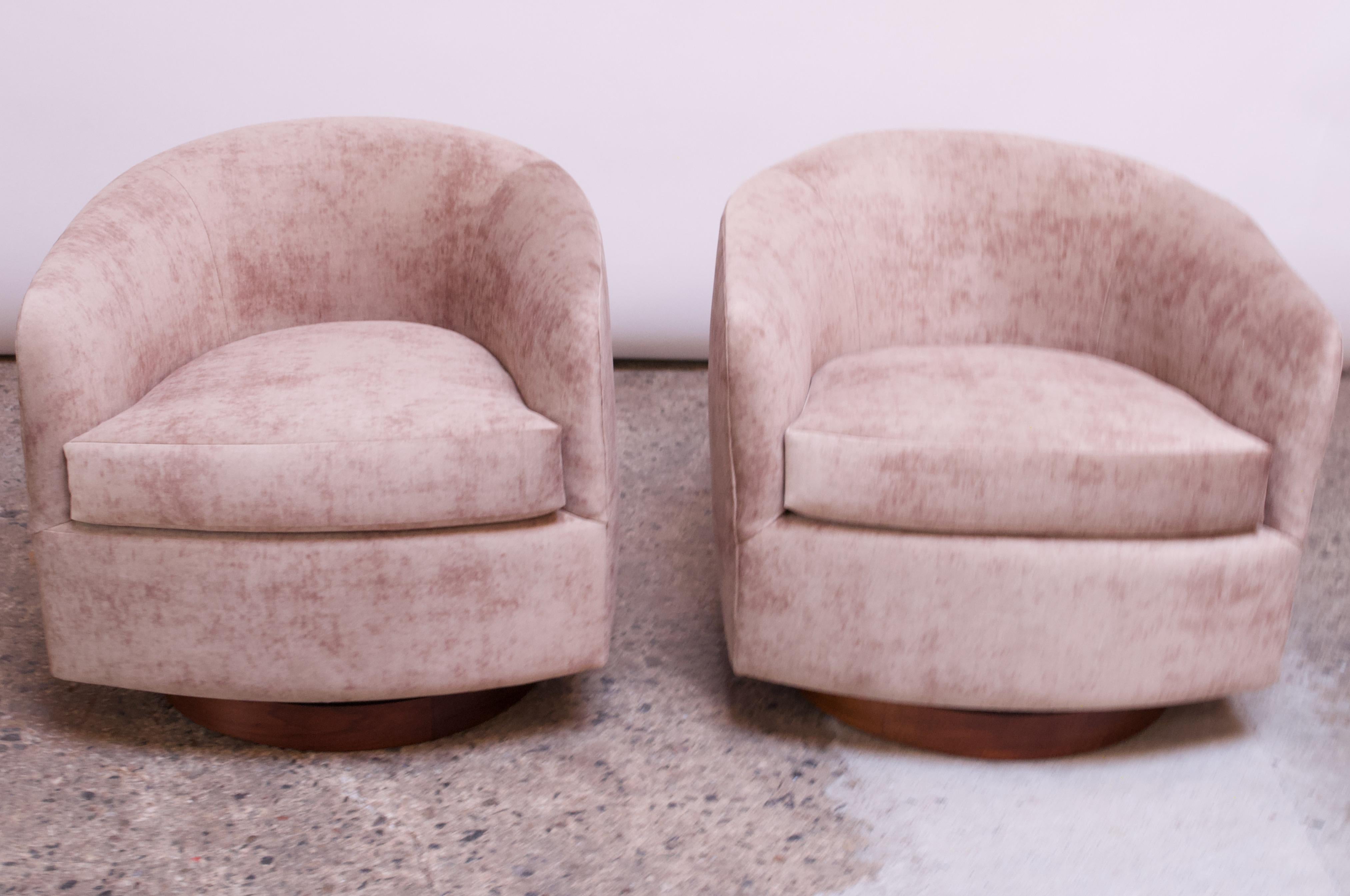 Pair of Milo Baughman for Thayer Coggin Walnut and Suede Swivel Chairs In Good Condition In Brooklyn, NY