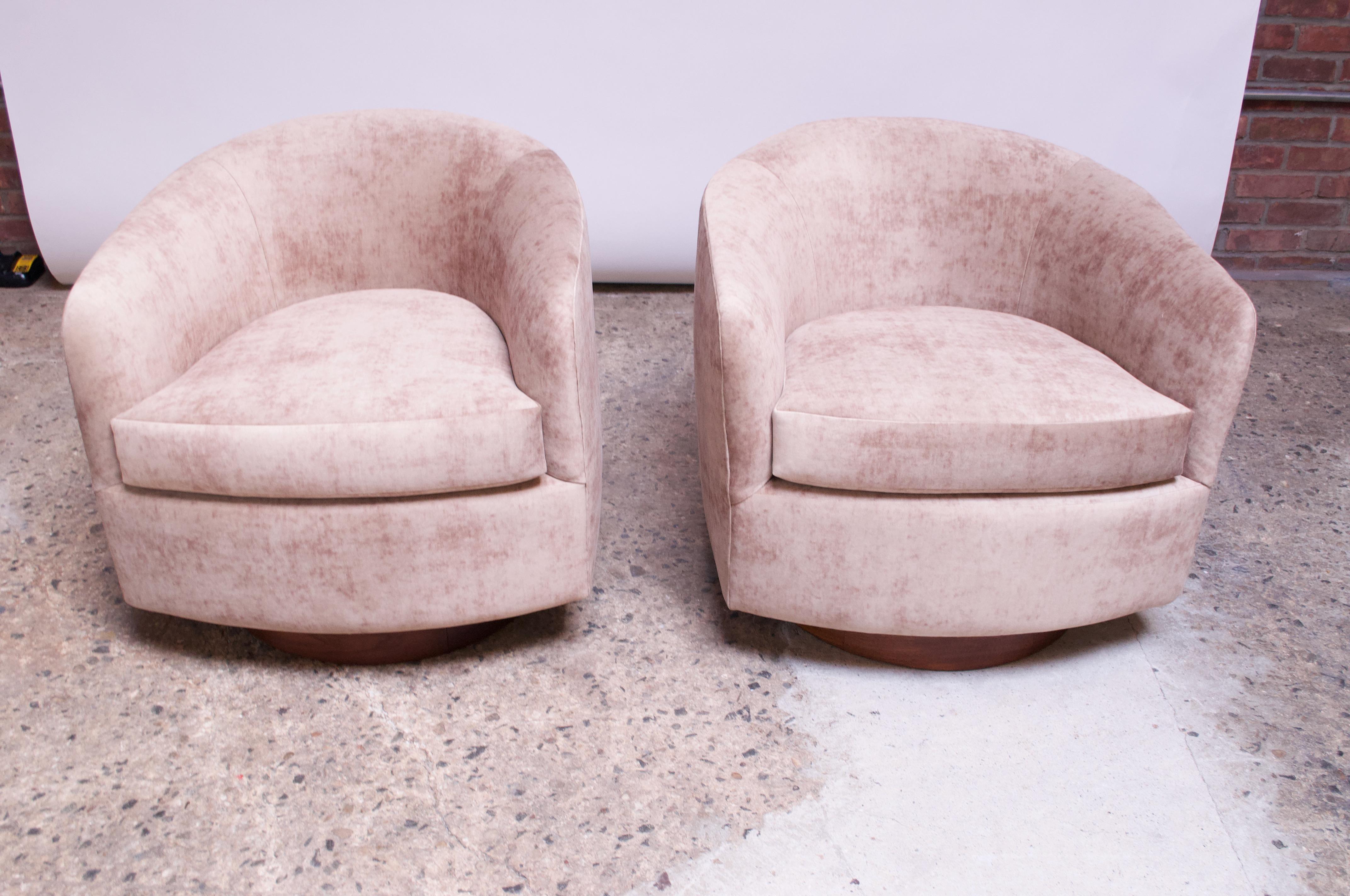 Mid-20th Century Pair of Milo Baughman for Thayer Coggin Walnut and Suede Swivel Chairs