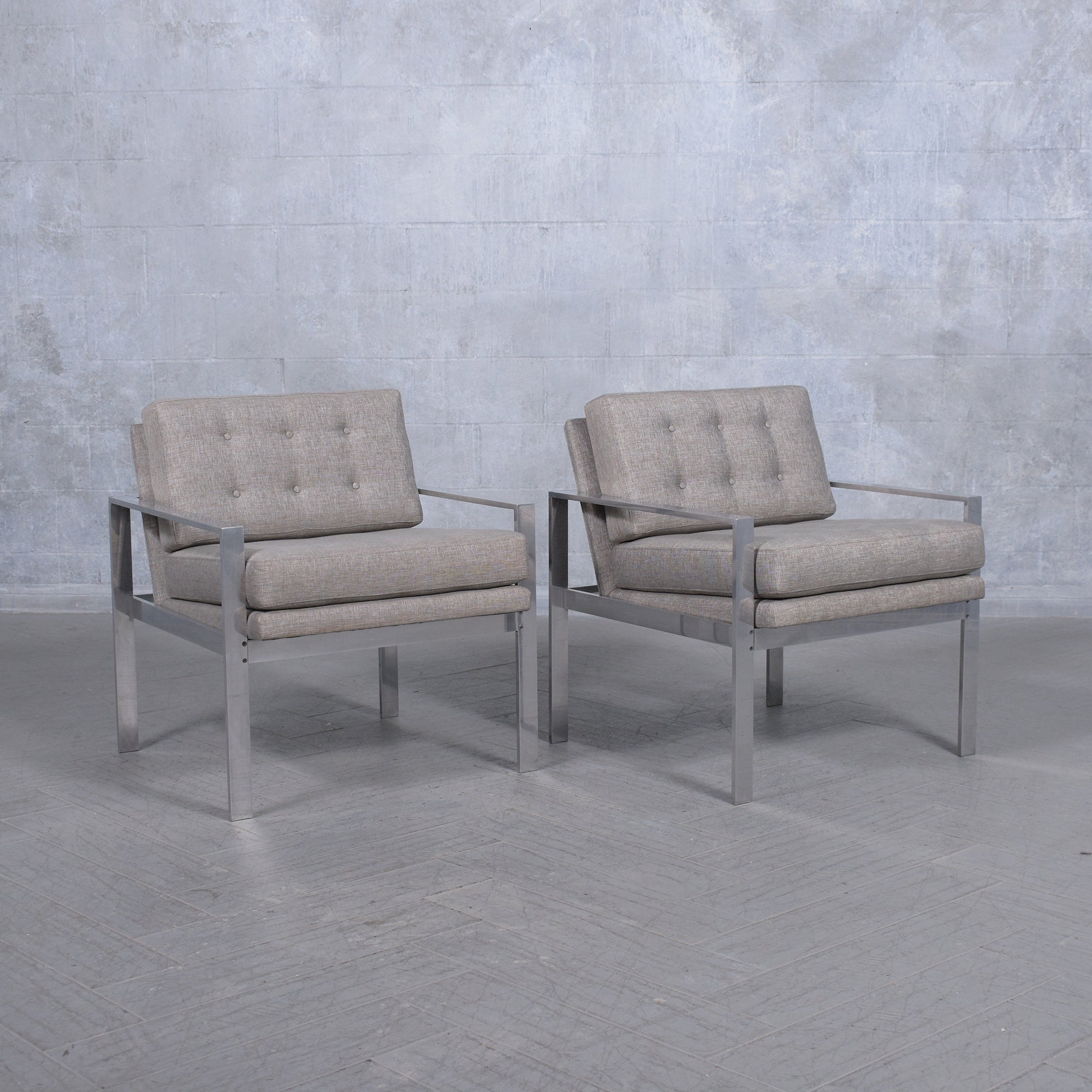 Plongez dans l'élégance intemporelle du design moderne du milieu du siècle avec notre paire de chaises longues Milo Baughman méticuleusement restaurées. Ces pièces emblématiques, célébrées pour leur style classique et leur confort inégalé, ont été