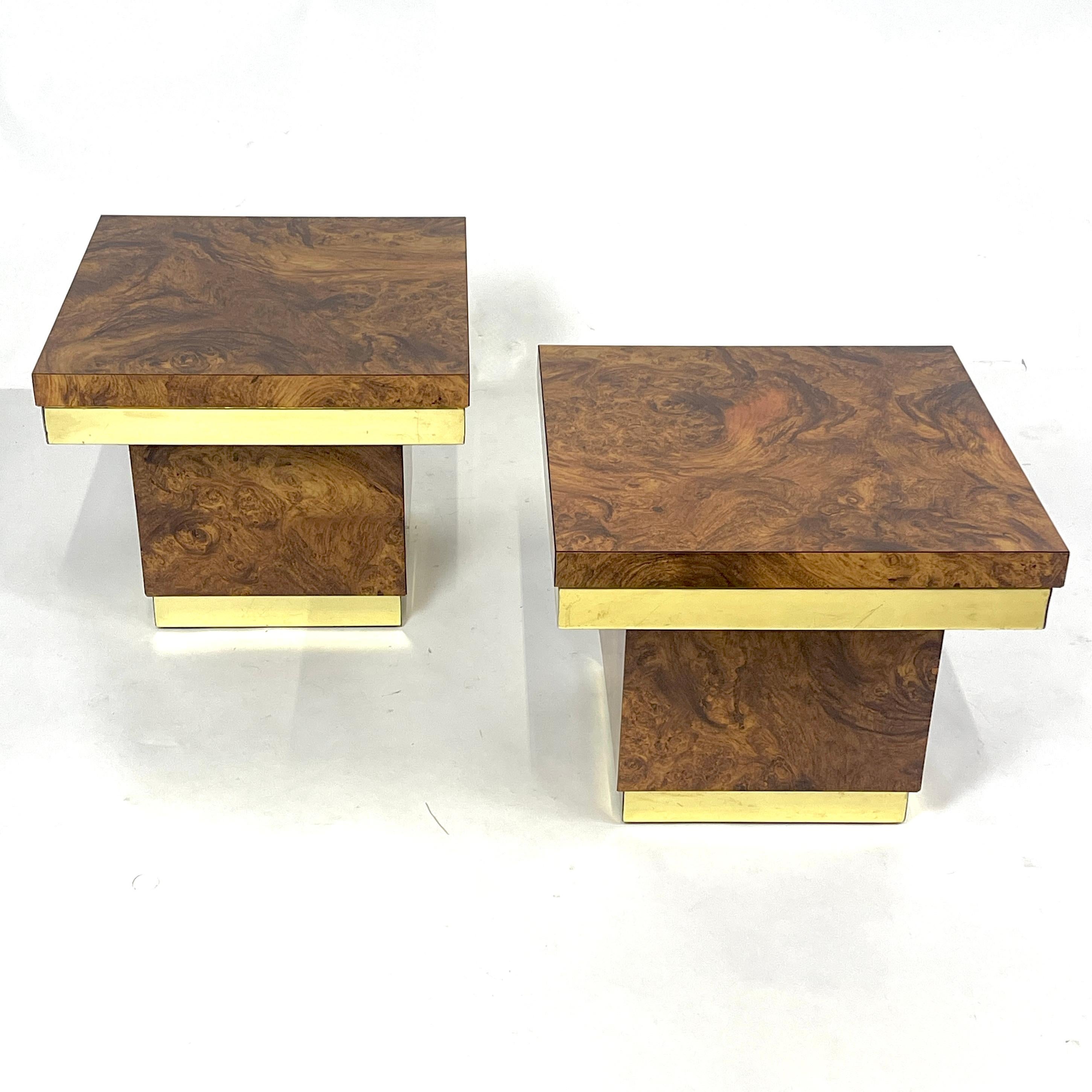 Großes Paar von Formica genoppt Holz Ende Tabellen mit Messing trimmen. Der Glimmer ist sehr matt, so dass es auf den ersten Blick schwer zu erkennen ist, dass es sich nicht um echtes Noppenholz handelt. 
Das MATERIAL erlaubt es, diese Tische