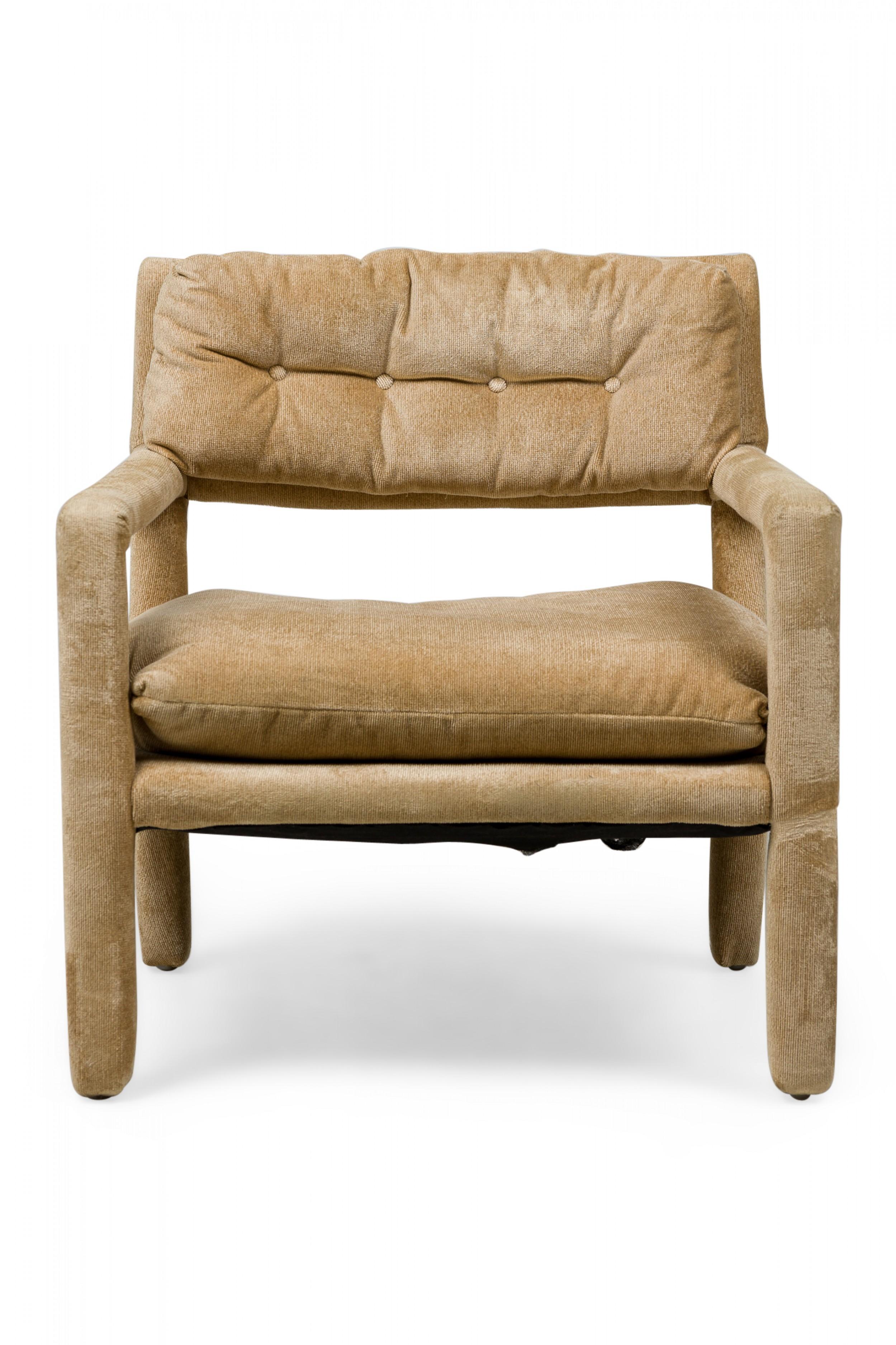 Paire de fauteuils à structure rembourrée du milieu du siècle dernier avec dossier et assise touffetés (MILO BAUGHMAN) (PRIX PAR Paire)

Usure des fonds de tissus d'ameublement