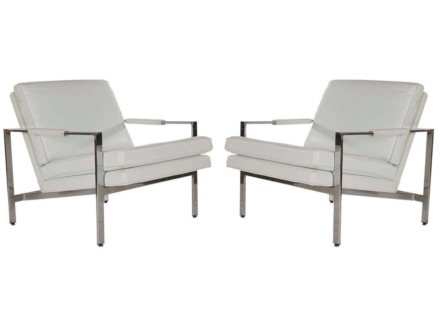 Pair of Milo Baughman Mid-Century Modern Lounge Chairs in White and Chrome In Good Condition In Philadelphia, PA