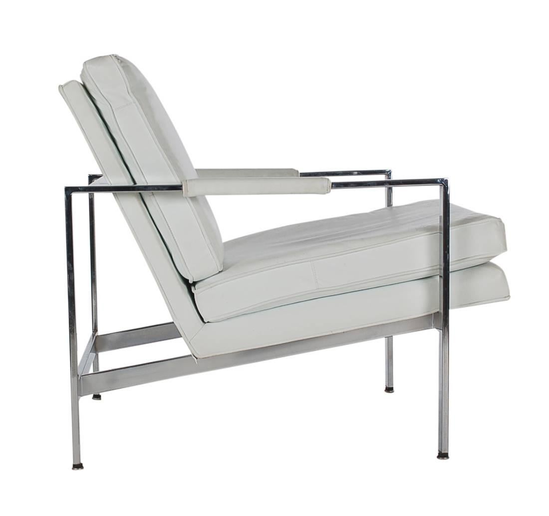 Late 20th Century Pair of Milo Baughman Mid-Century Modern Lounge Chairs in White and Chrome