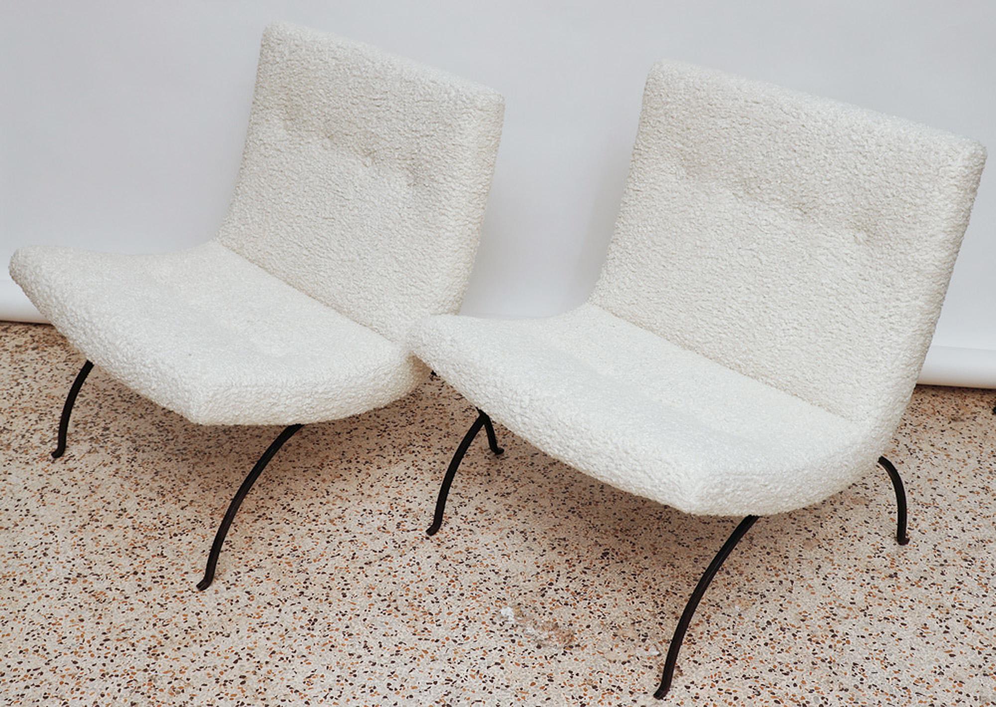 Zwei bequeme und stilvolle Scoop-Sessel mit Eisenrahmen, entworfen von Milo Baughman für James Mfg. um 1960, neu gepolstert mit bequemem Shearling-Kunstleder. 

Eine Ikone des Mid-Century-Designs!