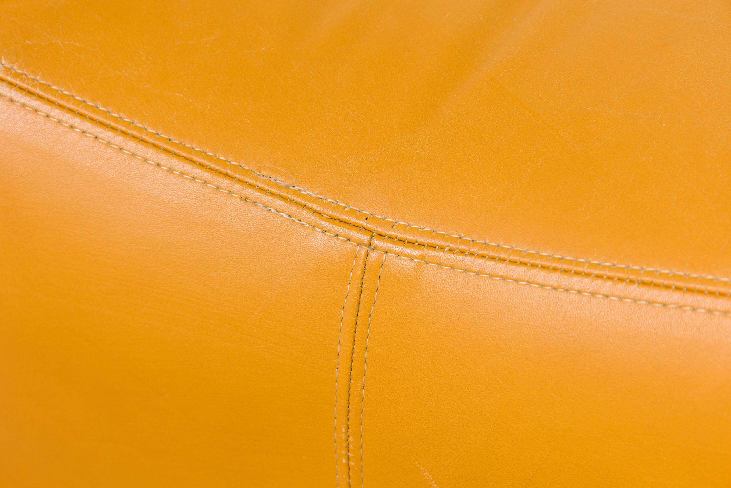 Cuir Paire d'ottomans à roulettes Milo Baughman en cuir jaune moutarde en vente