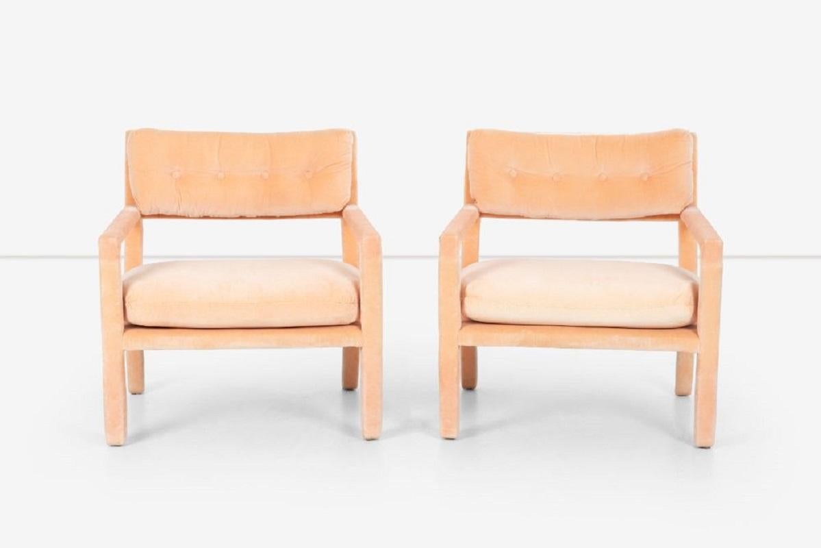 Ein Paar Milo Baughman Parsons Lounge Stühle zum Hochziehen. Leicht geschwungene Rückenlehnen mit Knöpfen getuftet Baumwolle Samt Stoff sanft verwendet.
Maße: Sitzhöhe 17